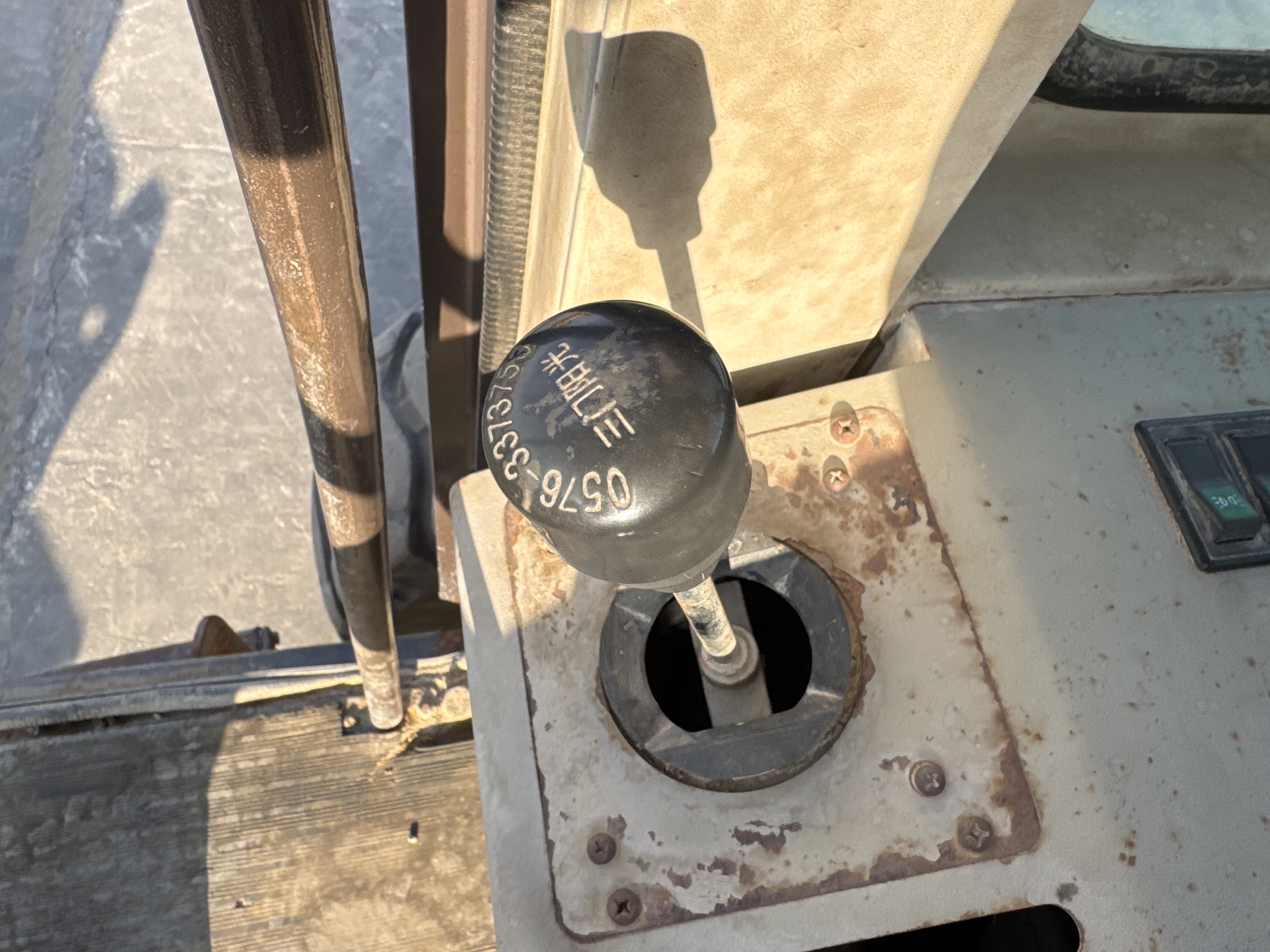 MGG-002-Sany-PQ190-IIA-Motor-graders-inspection-Cabin-Gear-lever-2