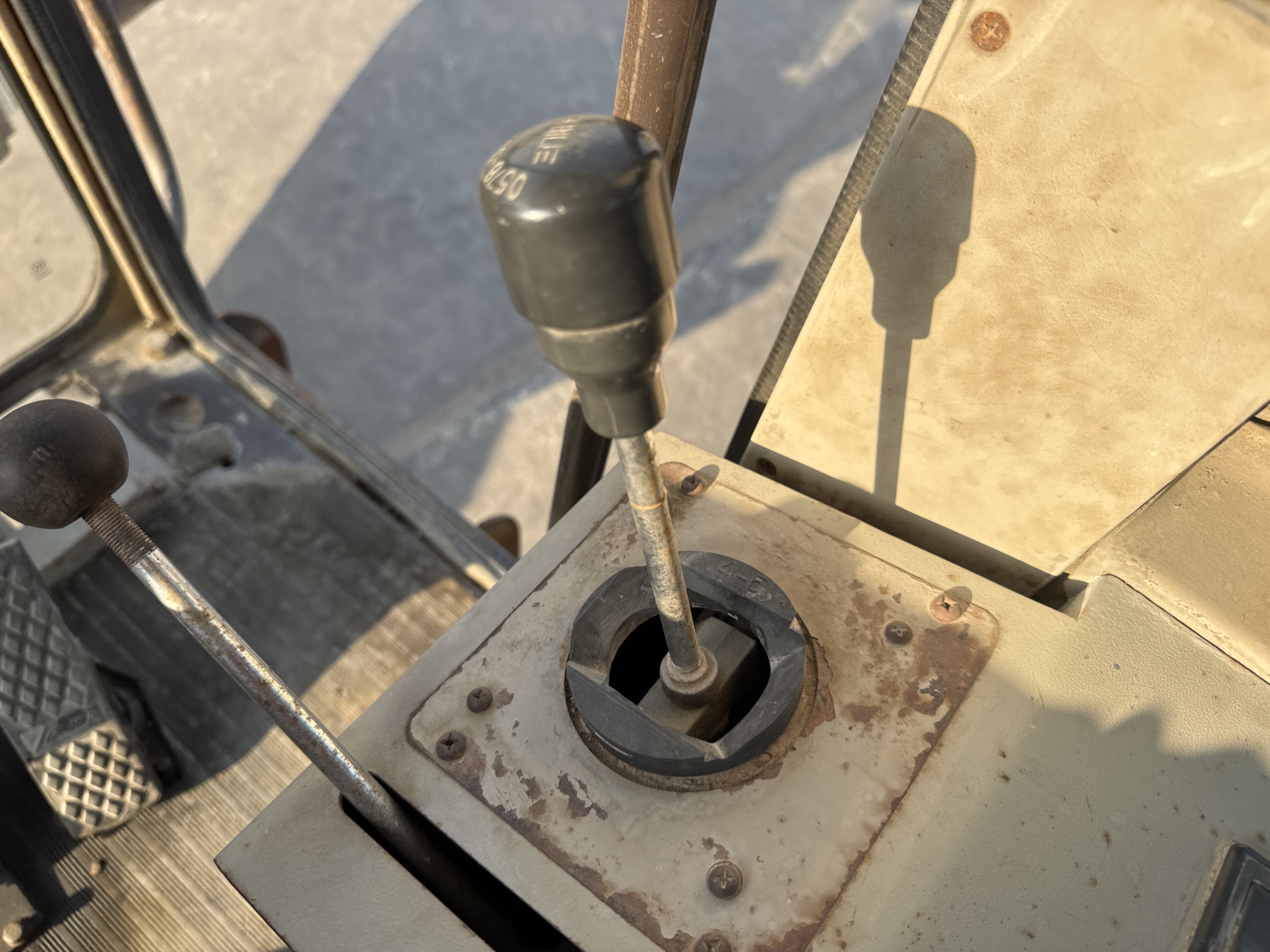 MGG-002-Sany-PQ190-IIA-Motor-graders-inspection-Cabin-Gear-lever-2