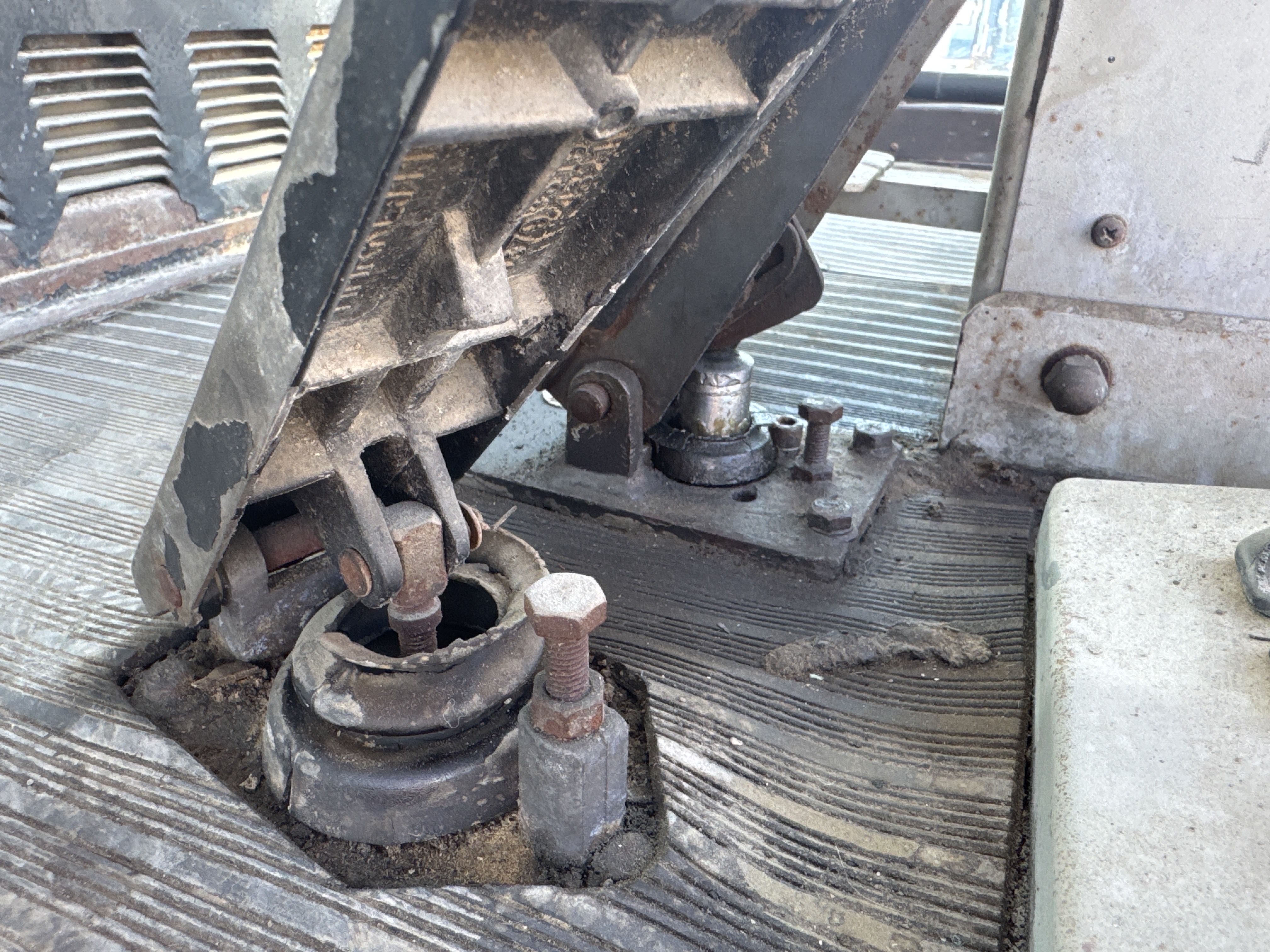 MGG-002-Sany-PQ190-IIA-Motor-graders-inspection-Cabin-Pedals-2