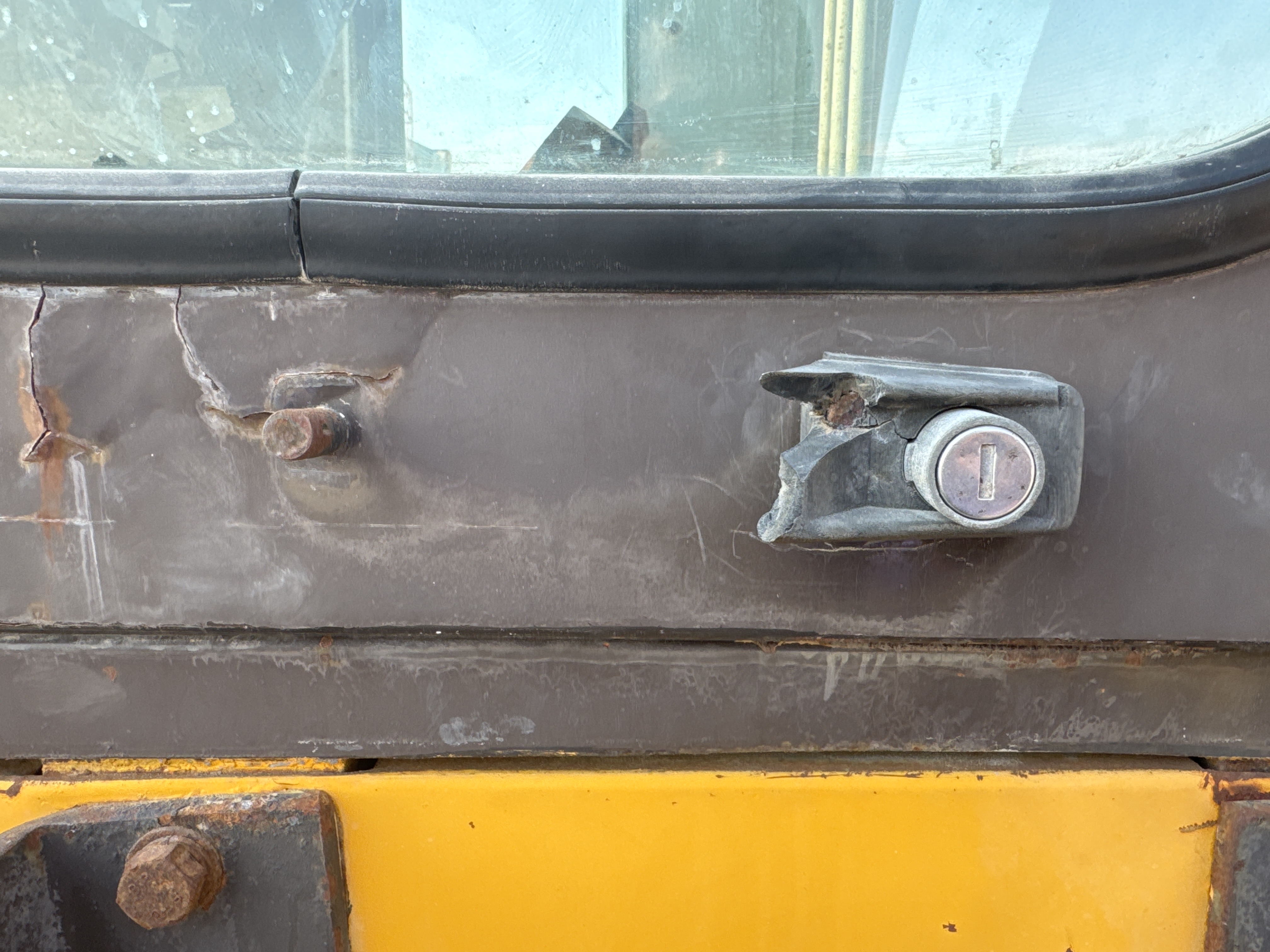 MGG-002-Sany-PQ190-IIA-Motor-graders-inspection-Cabin-Door-handles-3