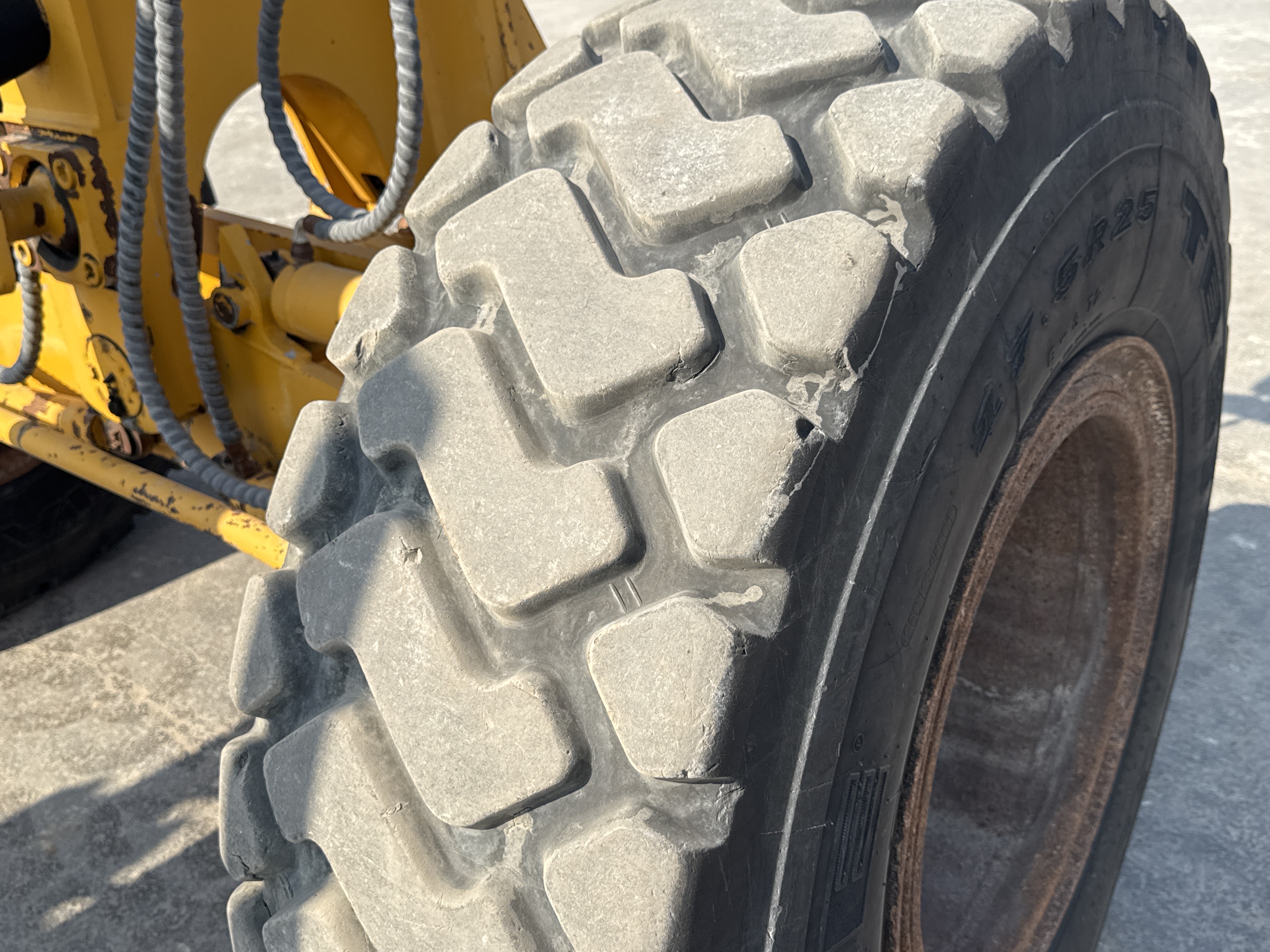 MGG-002-Sany-PQ190-IIA-Motor-graders-inspection-Chassis-Right-front-tire-/-wheel-hub---condition-2