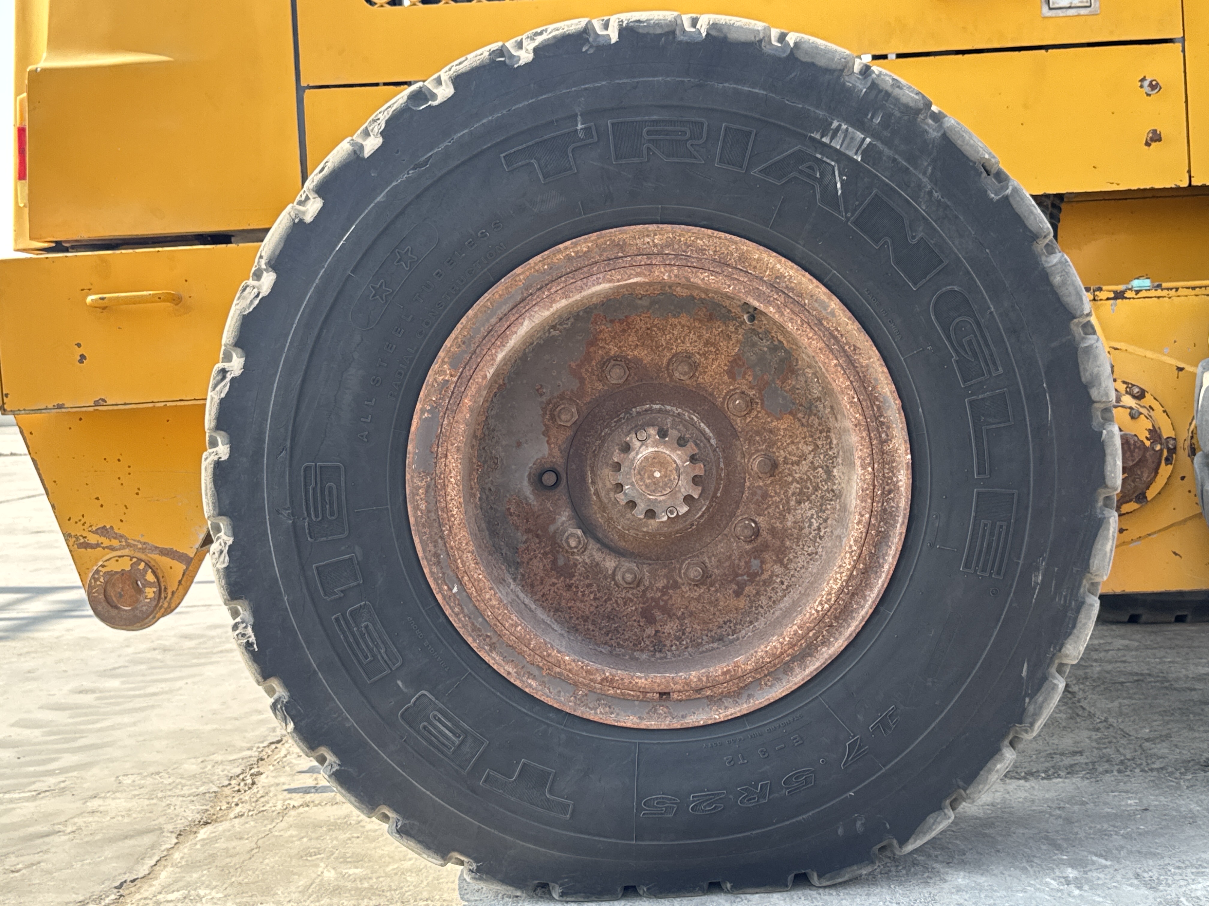 MGG-002-Sany-PQ190-IIA-Motor-graders-inspection-Chassis-Right-rear-tire-/-wheel-hub---condition-2