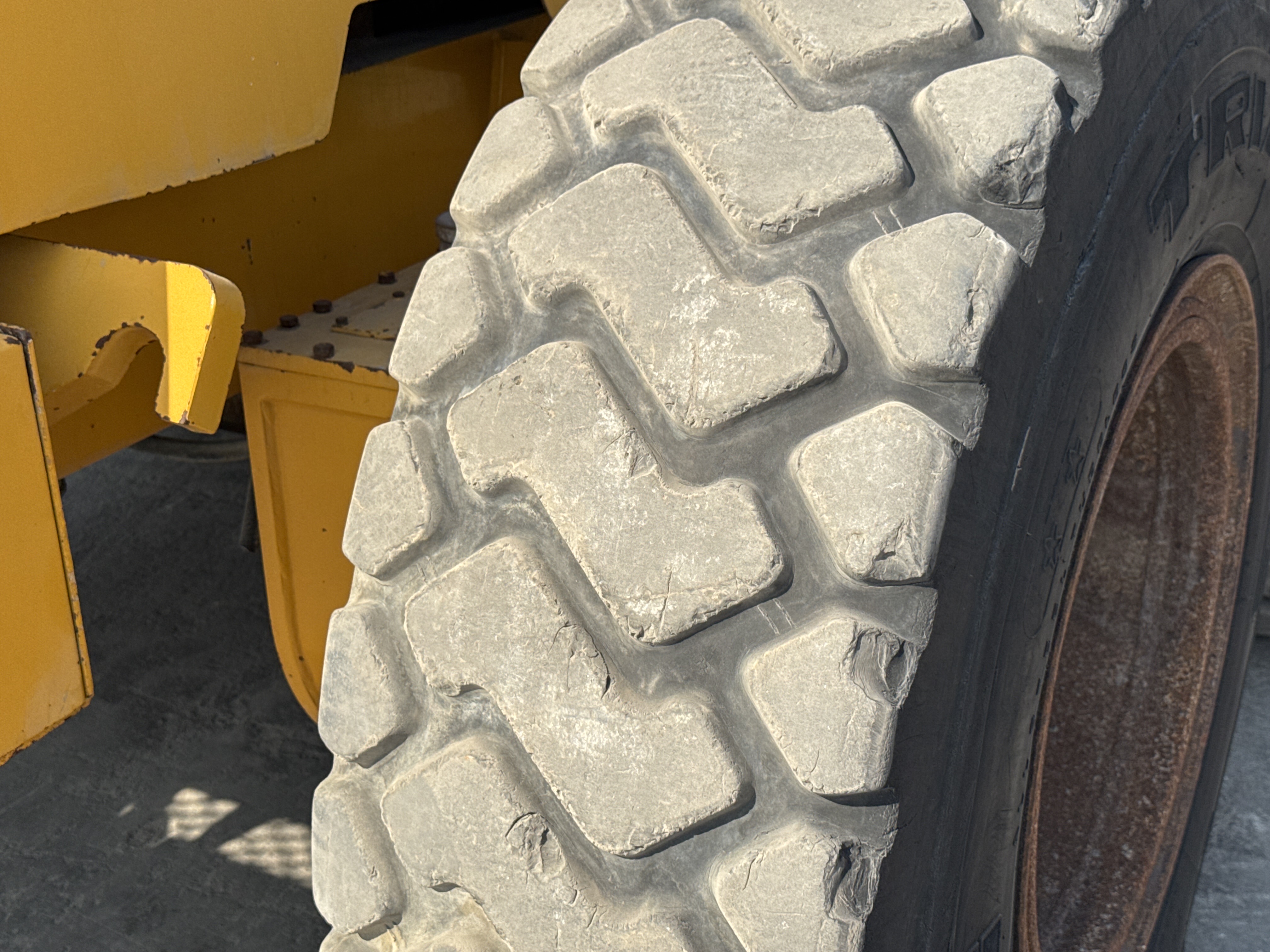 MGG-002-Sany-PQ190-IIA-Motor-graders-inspection-Chassis-Right-rear-tire-/-wheel-hub---condition-2