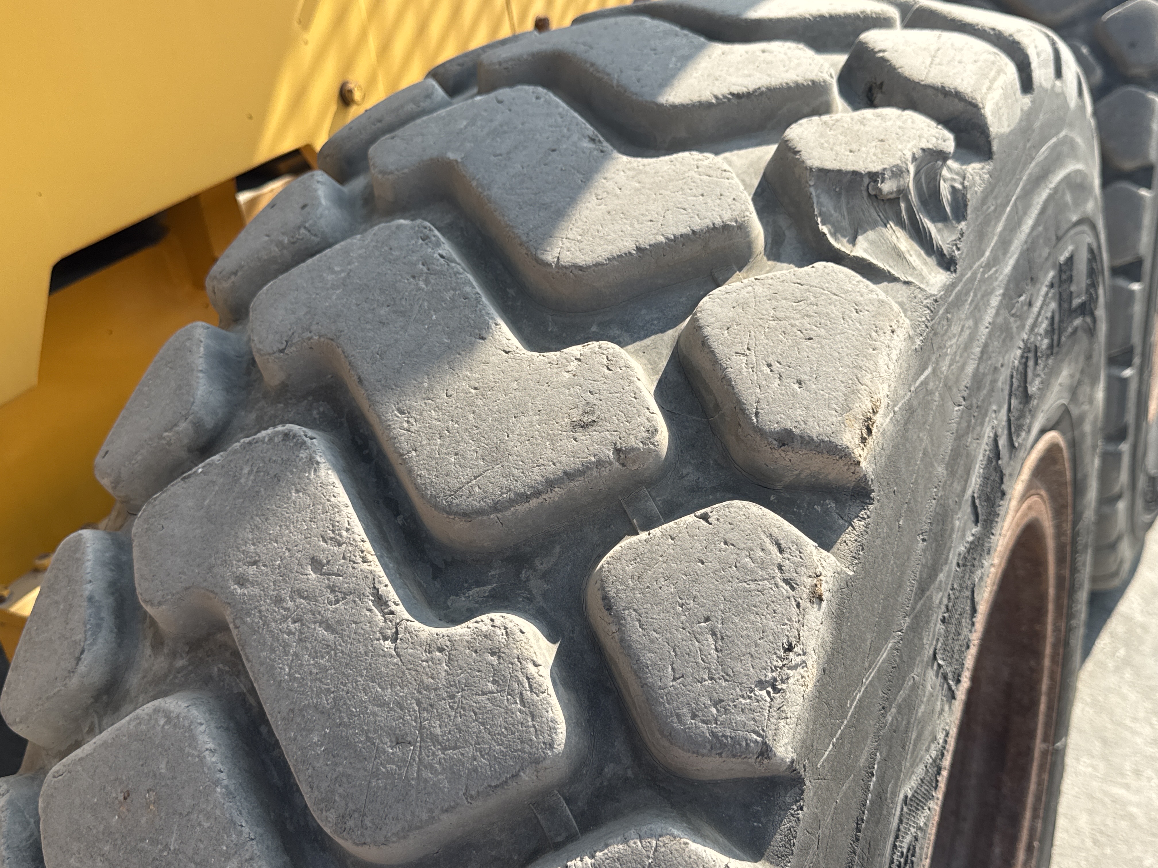 MGG-002-Sany-PQ190-IIA-Motor-graders-inspection-Chassis-Left-center-tire-/-wheel-hub---condition-2