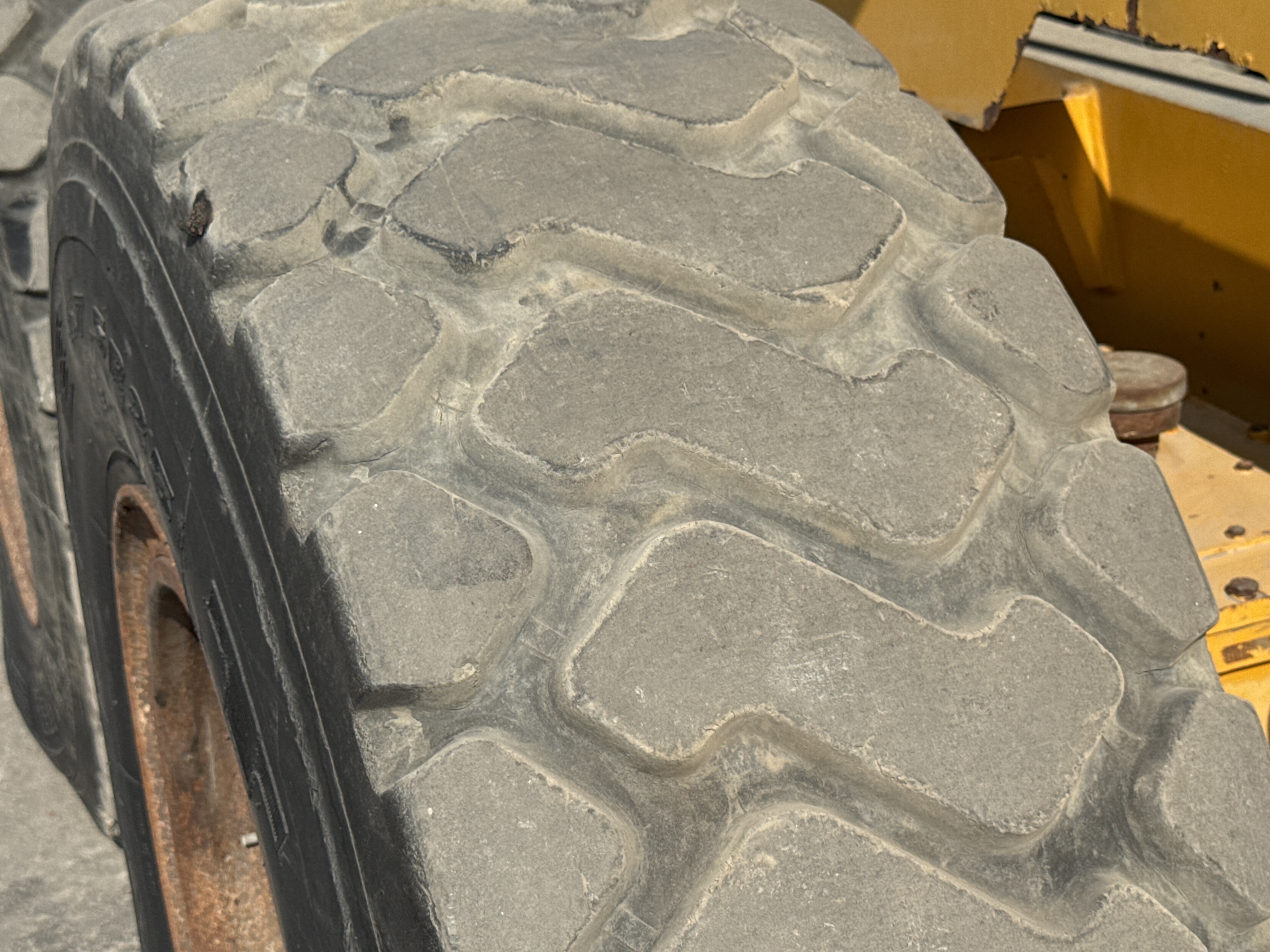 MGG-002-Sany-PQ190-IIA-Motor-graders-inspection-Chassis-Left-rear-tire-/-wheel-hub---condition-2