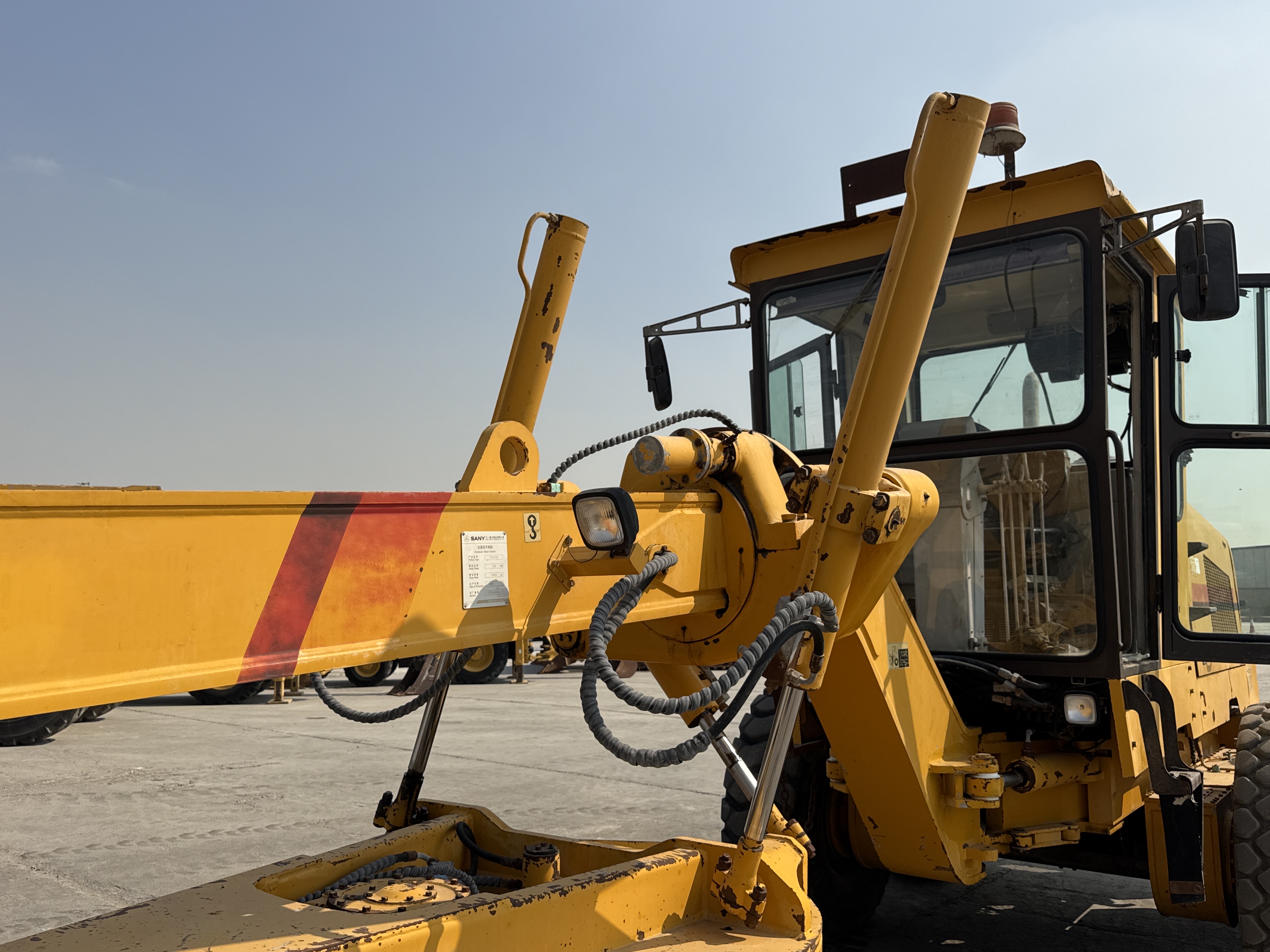 MGG-002-Sany-PQ190-IIA-Motor-graders-inspection-Hydraulics-Blade-lift-cylinders-2
