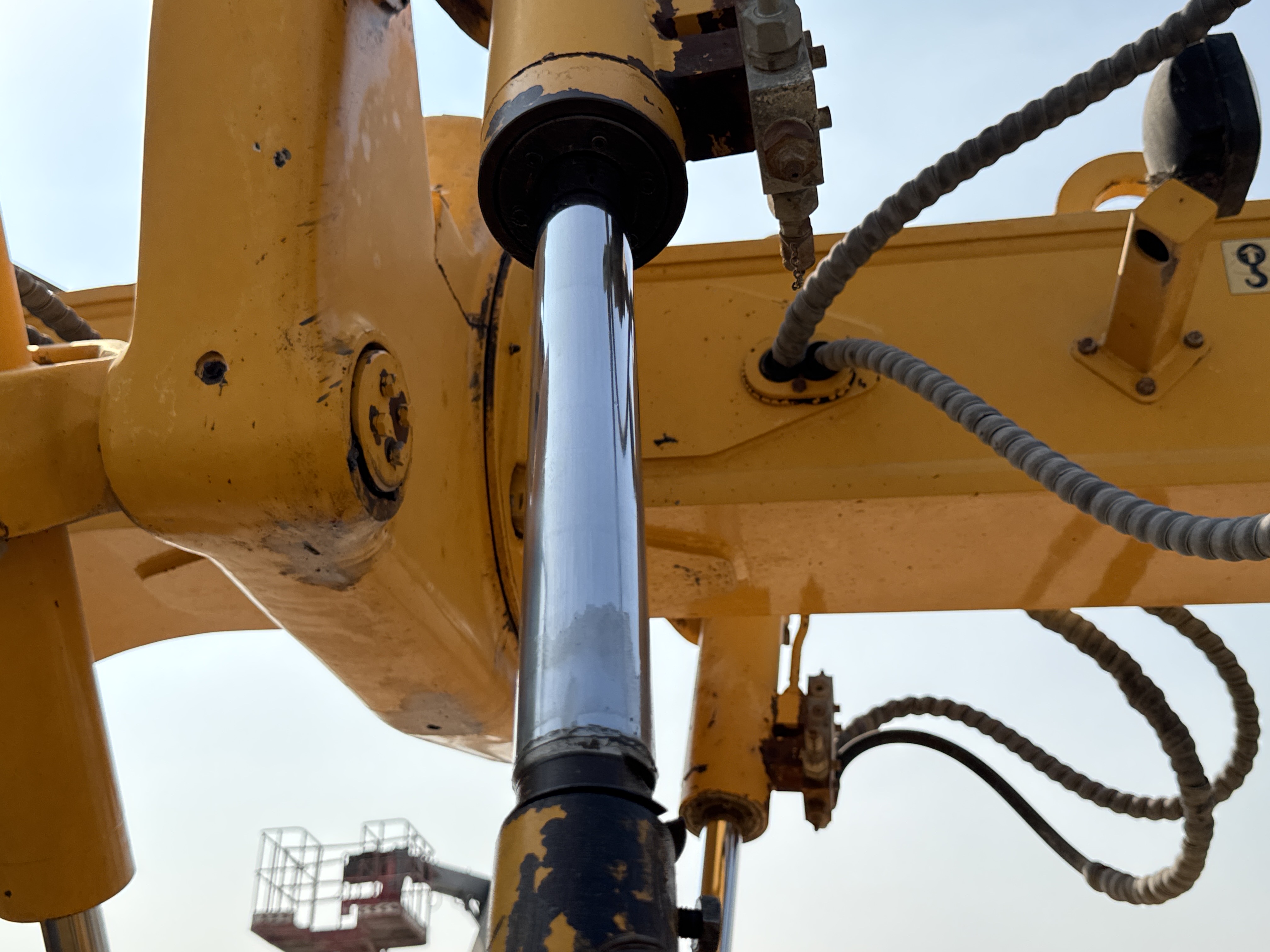 MGG-002-Sany-PQ190-IIA-Motor-graders-inspection-Hydraulics-Blade-lift-cylinders-2