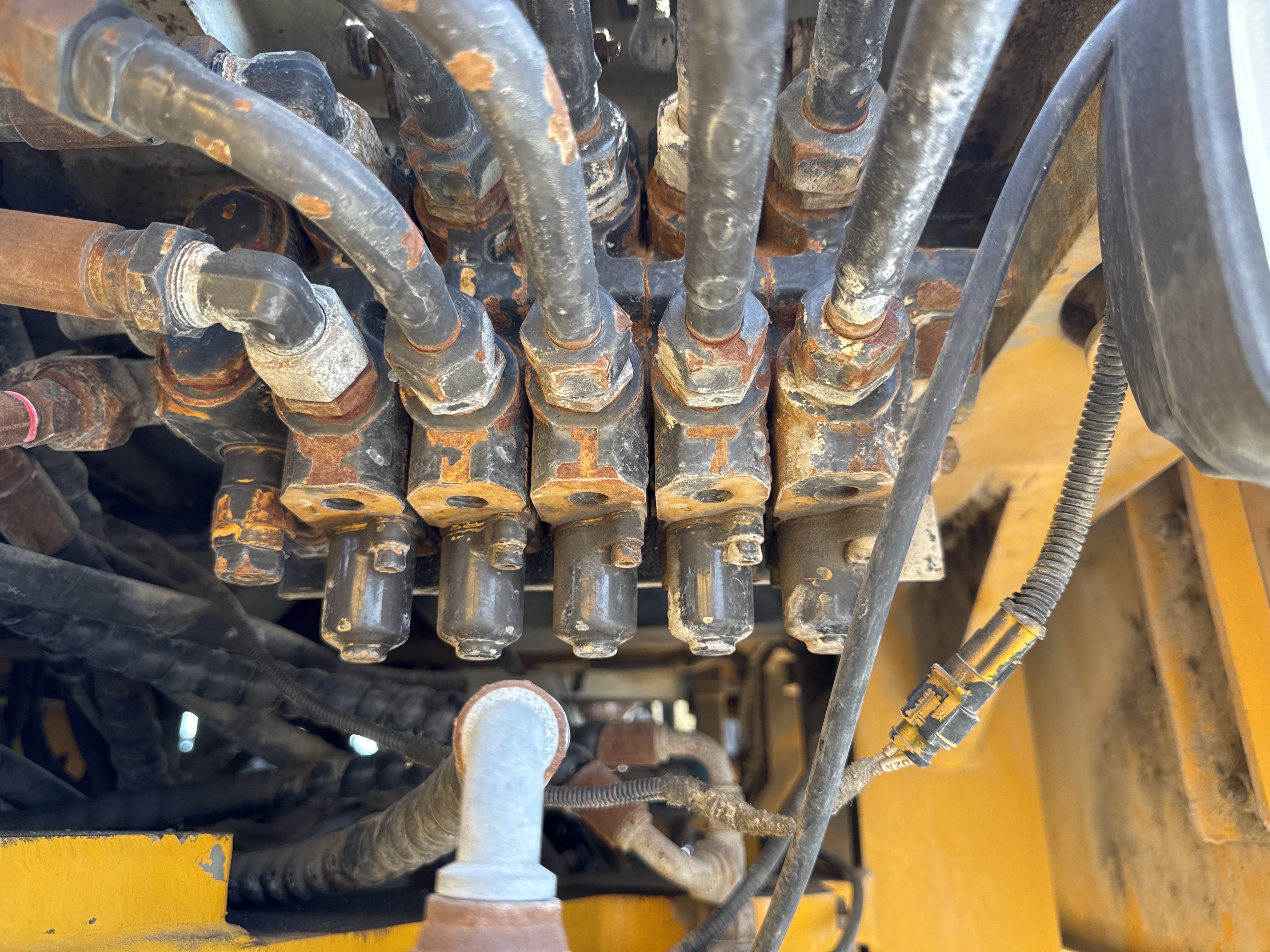 MGG-002-Sany-PQ190-IIA-Motor-graders-inspection-Hydraulics-Main-control-valve-(MCV)-2