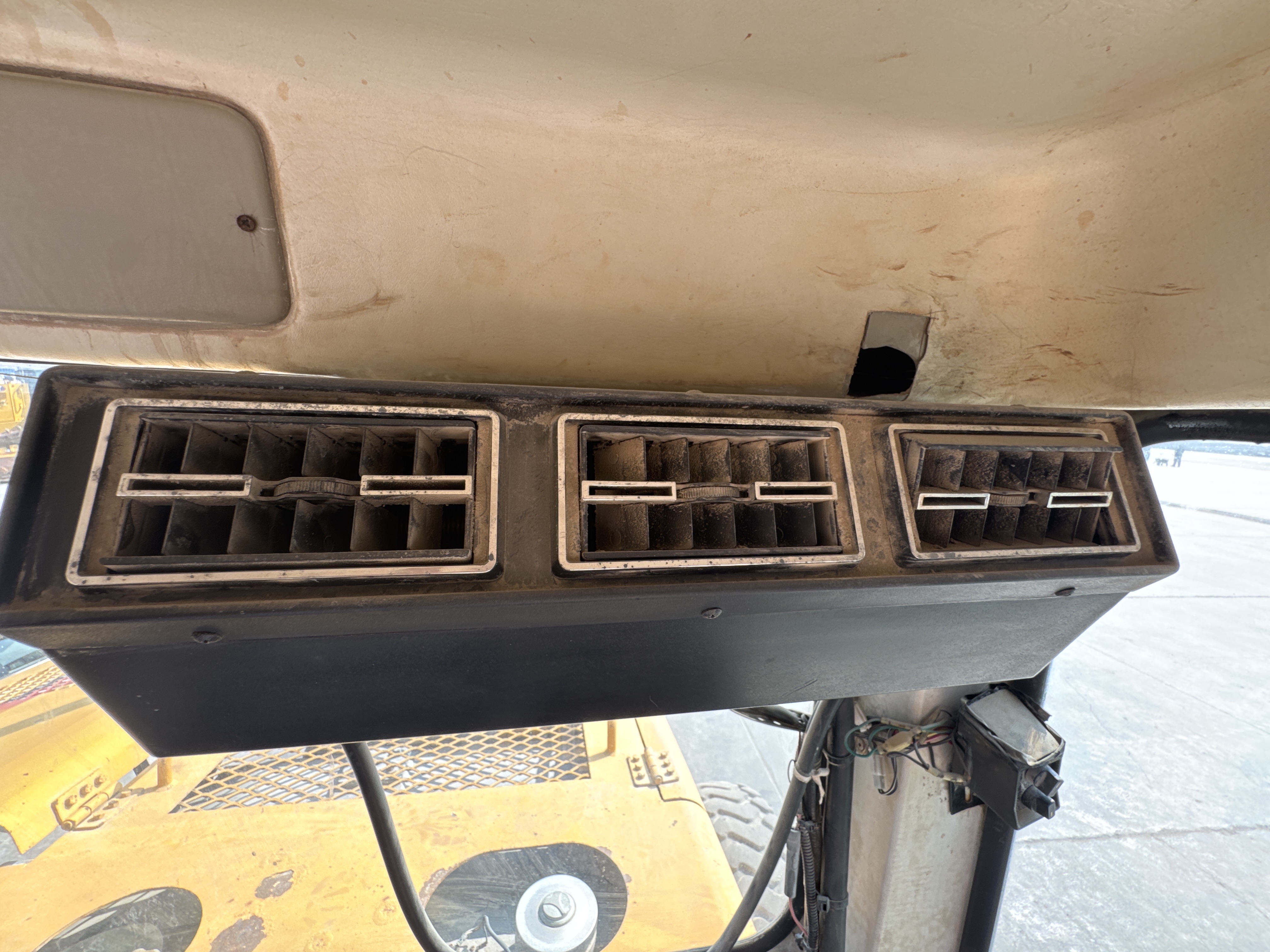 MGG-002-Sany-PQ190-IIA-Motor-graders-inspection-Air-conditioning-Vents-and-air-flow-2