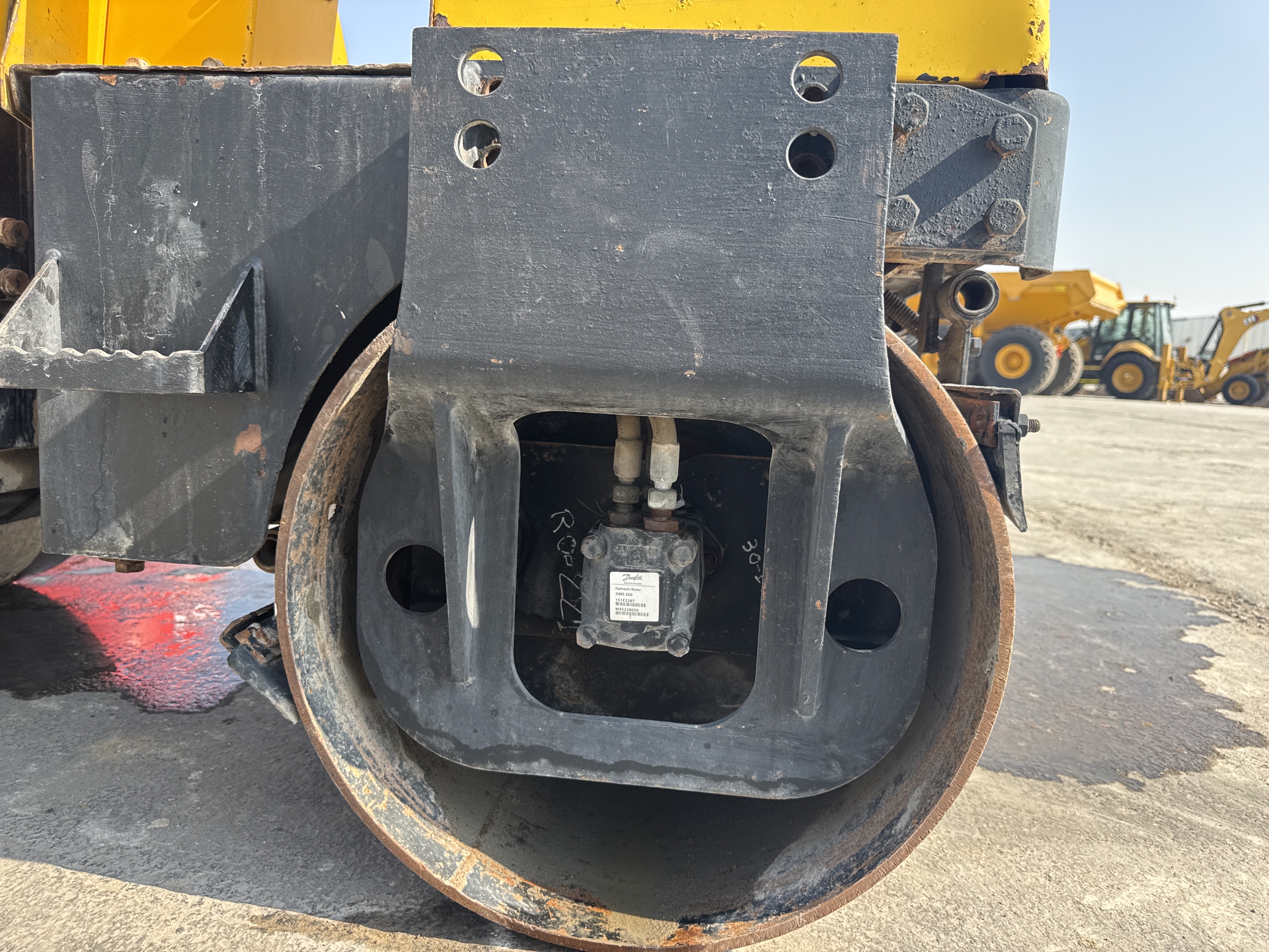 SRC-005-Sakai-CR270-Tandem-rollers-inspection-Chassis-Rear-drum-forks-2