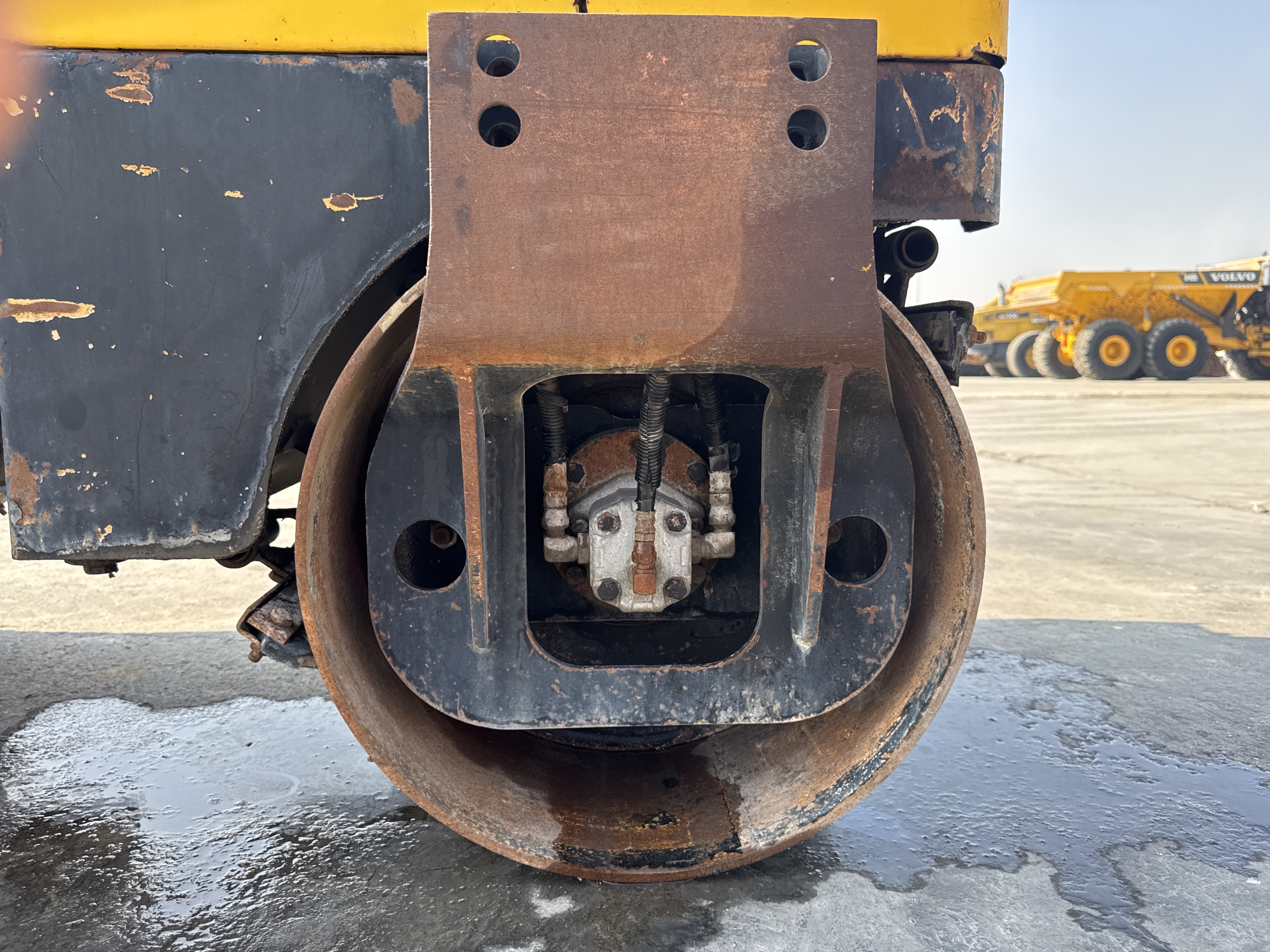 SRC-005-Sakai-CR270-Tandem-rollers-inspection-Chassis-Front-drum-forks-2