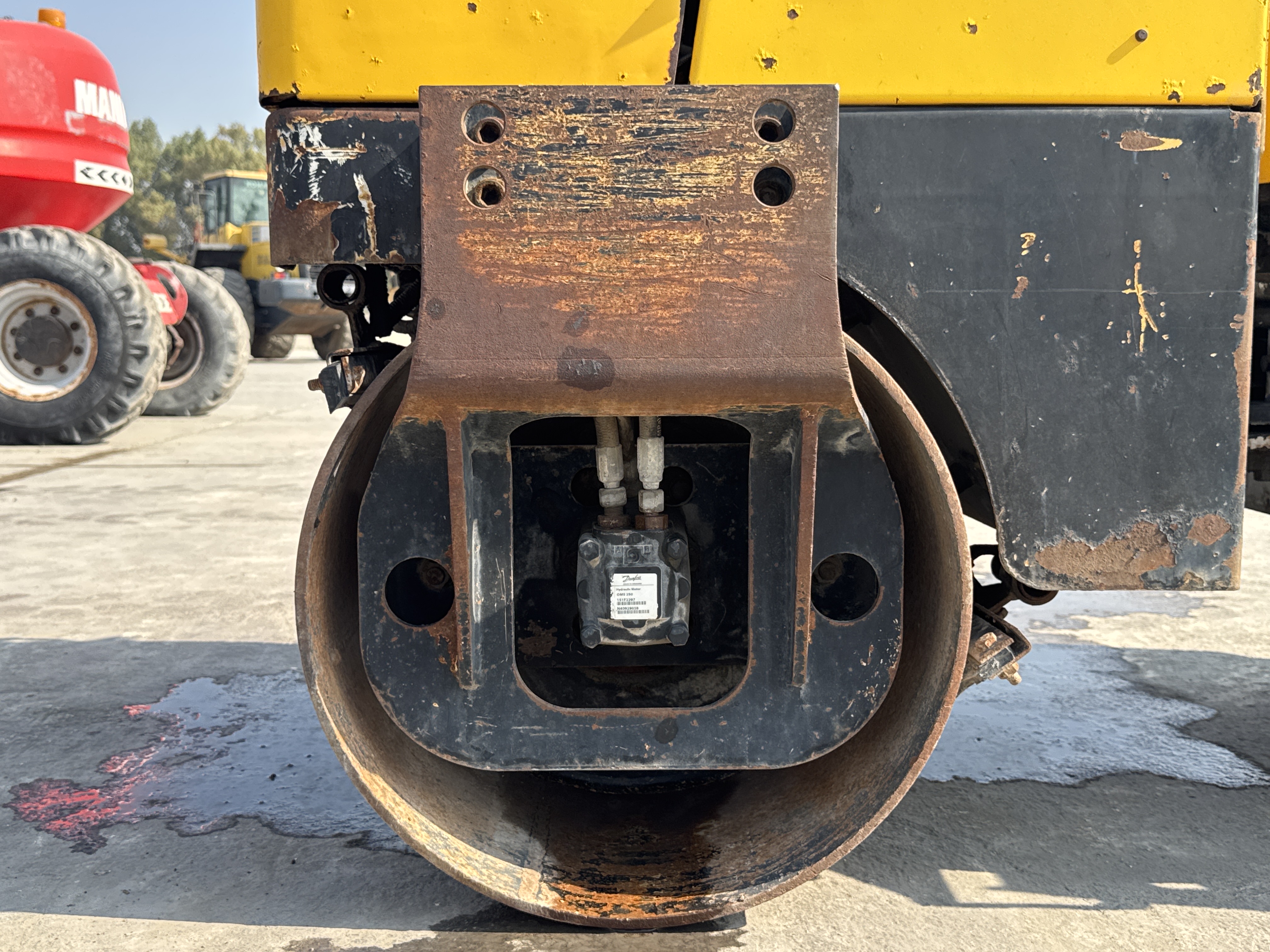 SRC-005-Sakai-CR270-Tandem-rollers-inspection-Chassis-Front-drum-forks-2