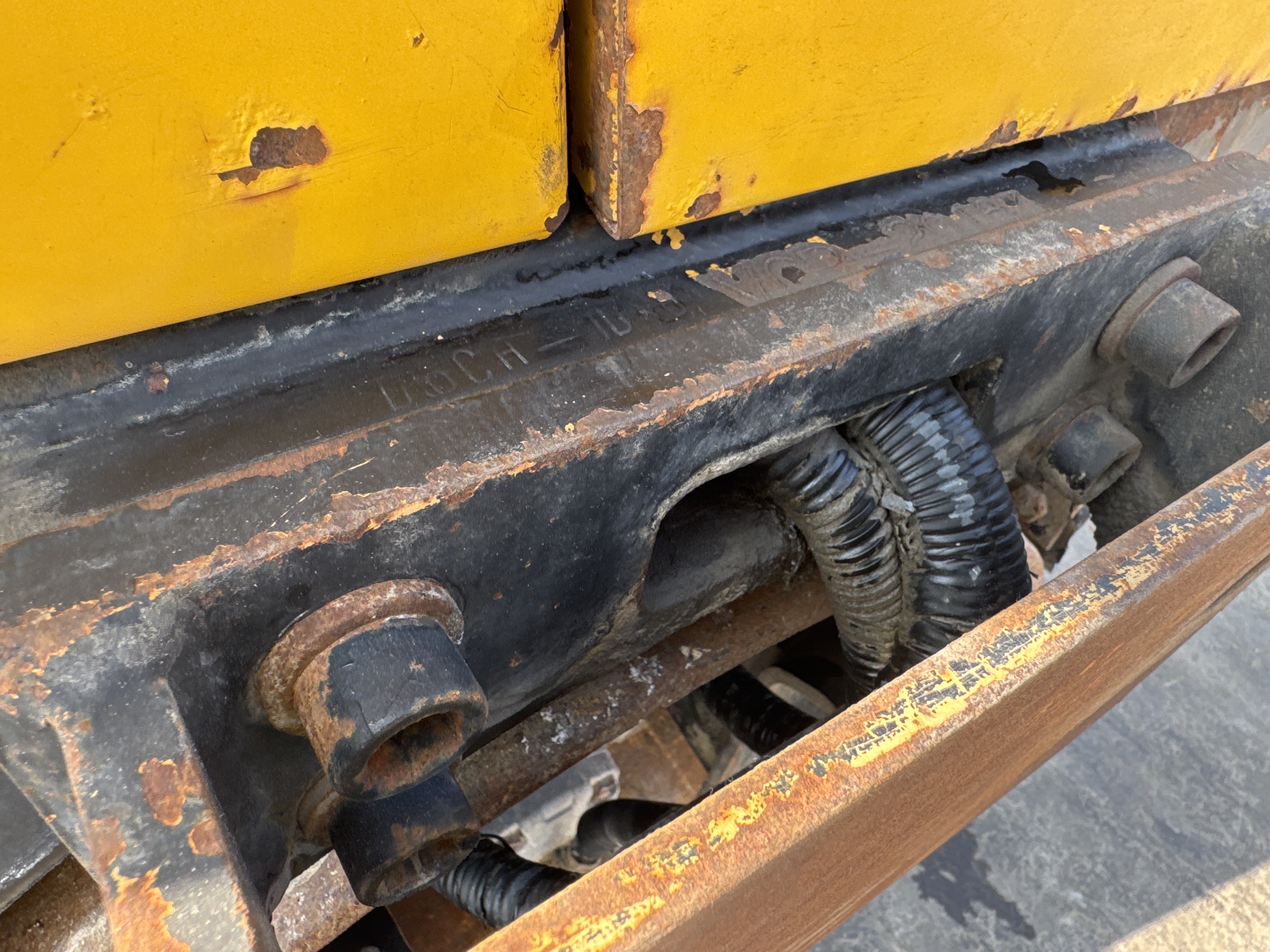 SRC-005-Sakai-CR270-Tandem-rollers-inspection-Chassis-Front-drum-mounting-bolts-2