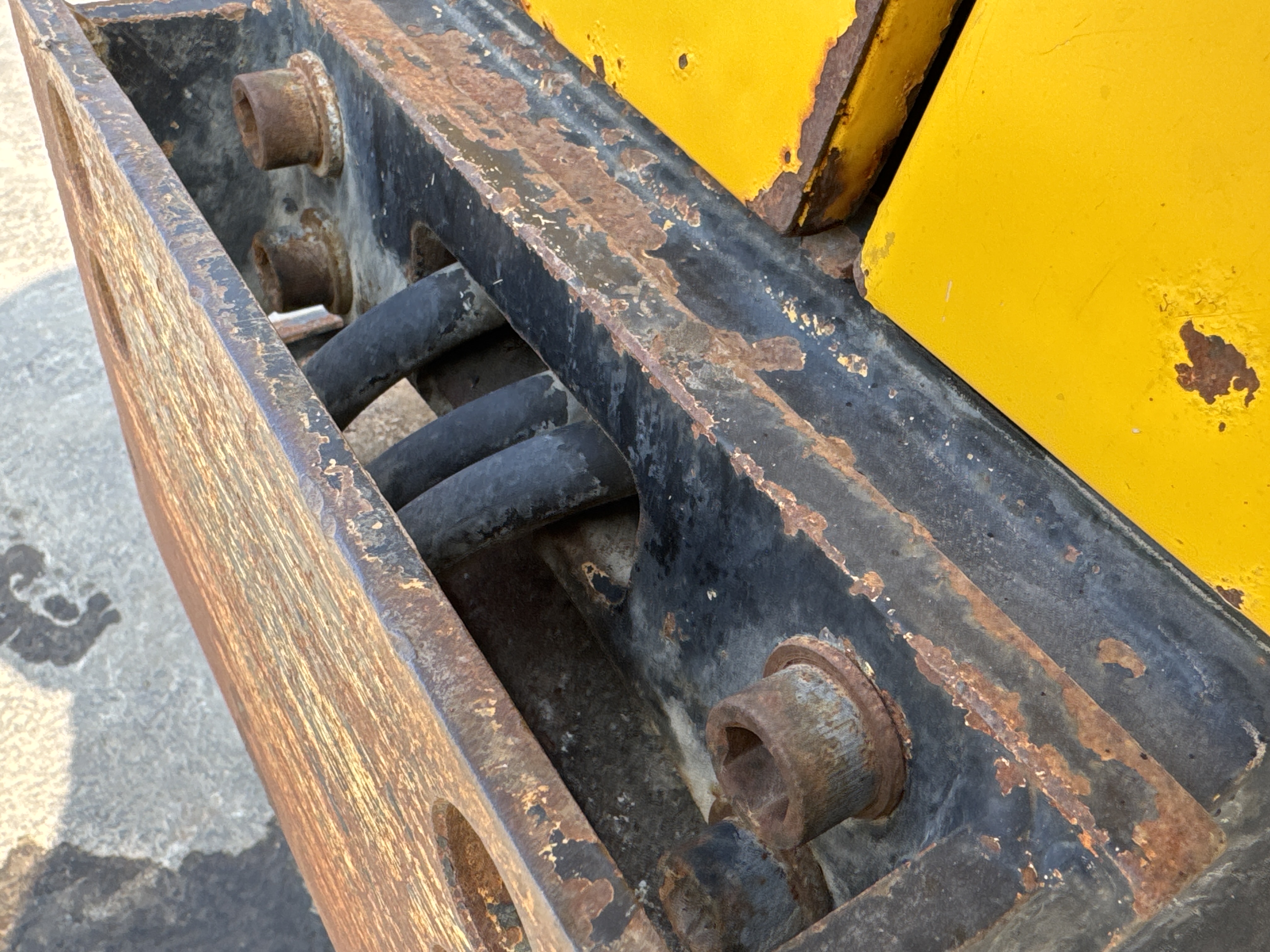 SRC-005-Sakai-CR270-Tandem-rollers-inspection-Chassis-Front-drum-mounting-bolts-2