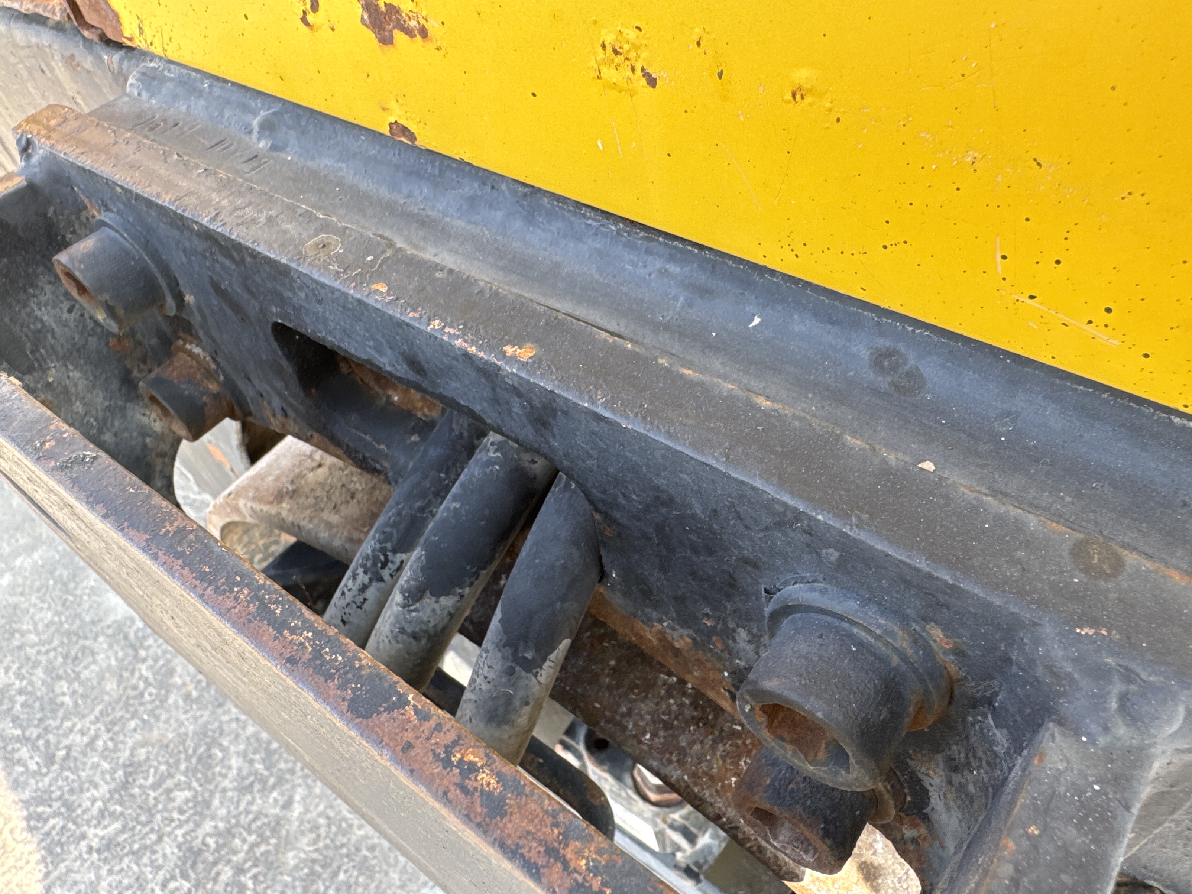 SRC-005-Sakai-CR270-Tandem-rollers-inspection-Chassis-Rear-drum-mounting-bolts-2