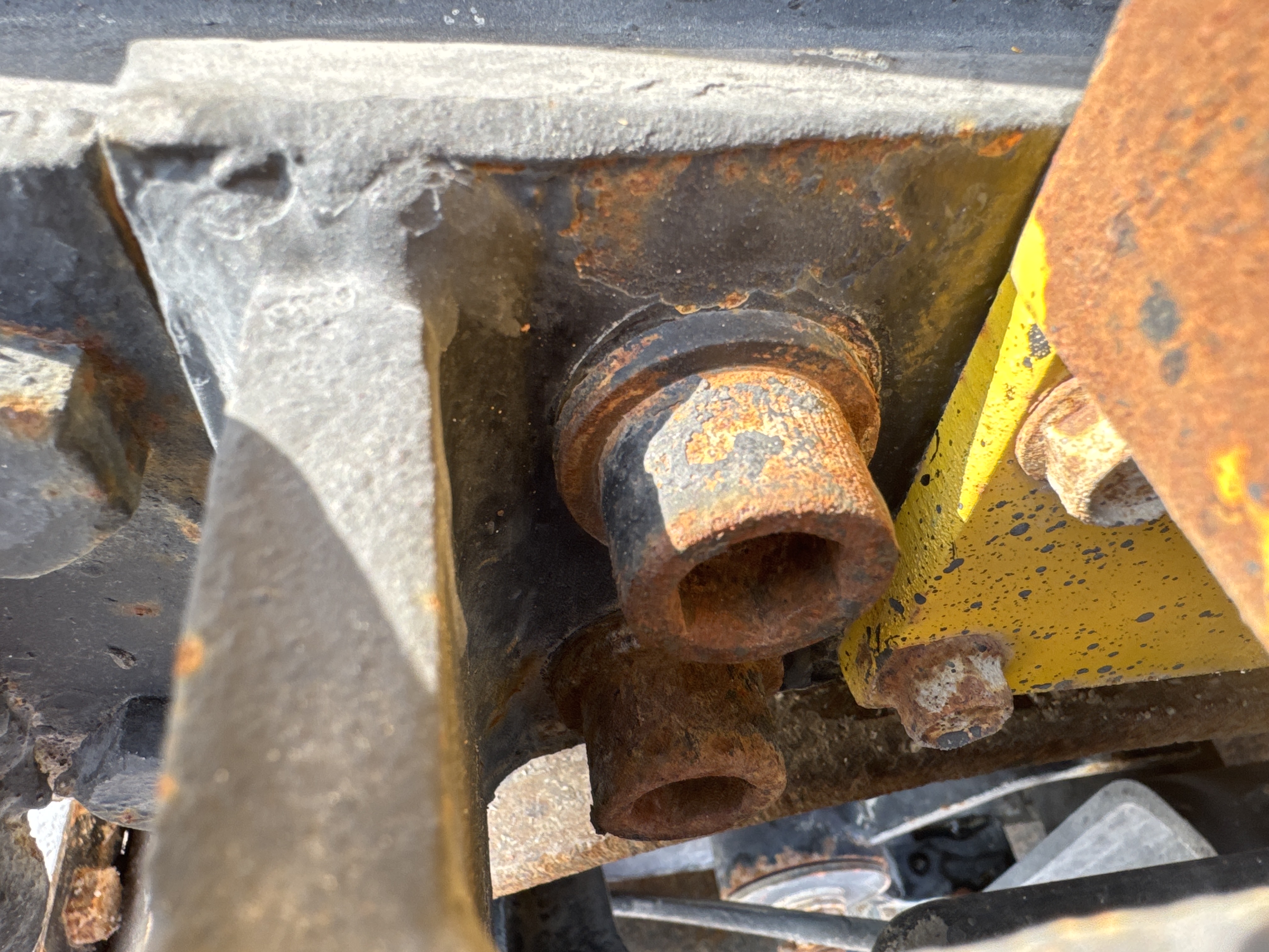 SRC-005-Sakai-CR270-Tandem-rollers-inspection-Chassis-Rear-drum-mounting-bolts-2