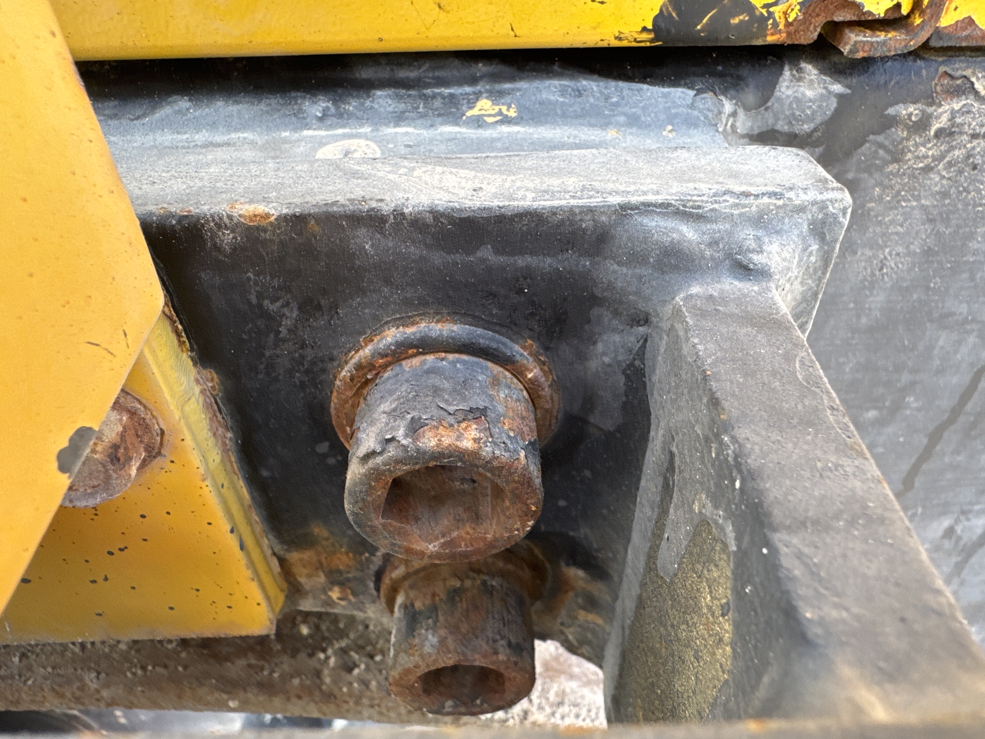 SRC-005-Sakai-CR270-Tandem-rollers-inspection-Chassis-Rear-drum-mounting-bolts-2