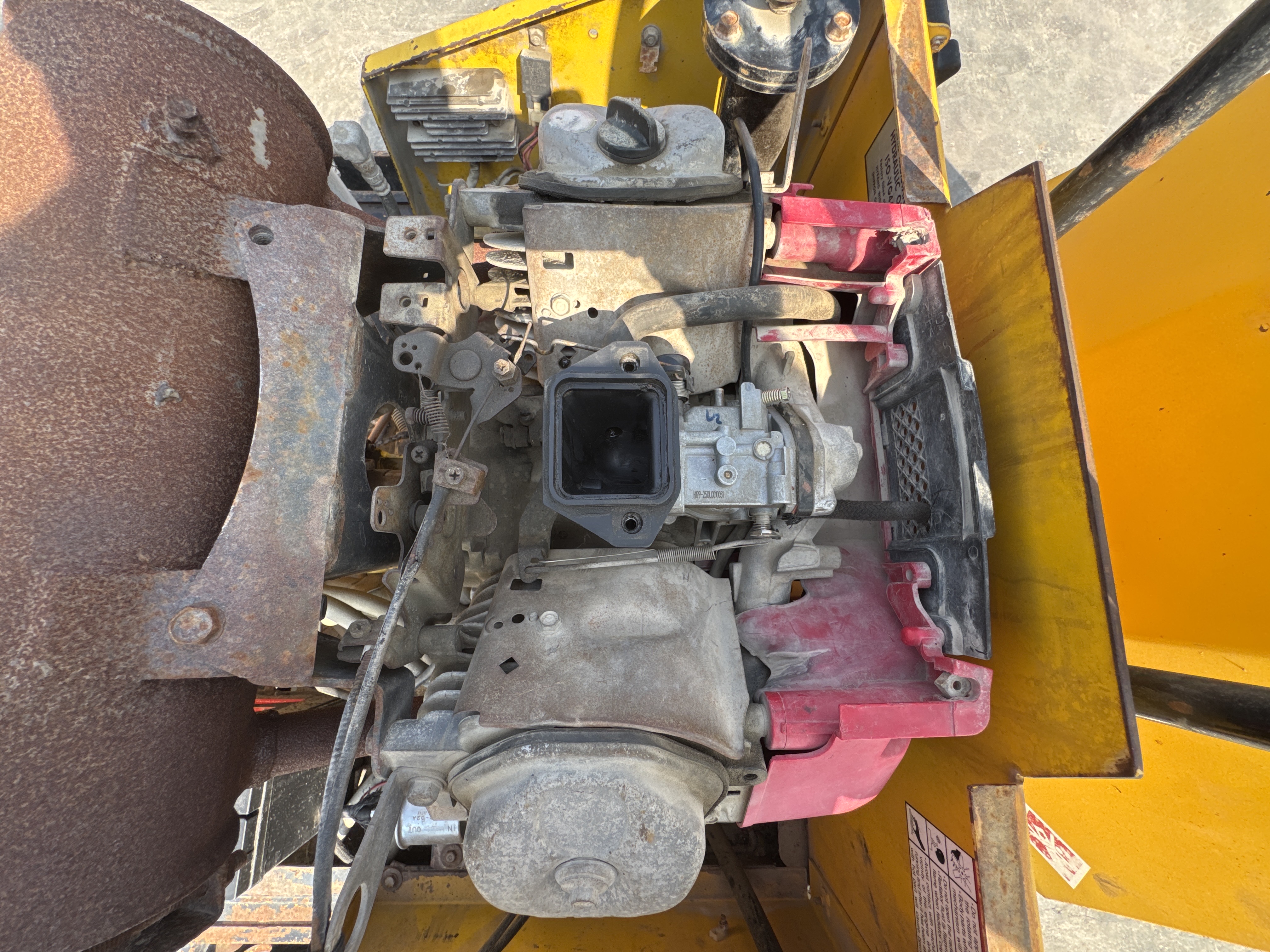 SRC-005-Sakai-CR270-Tandem-rollers-inspection-Engine-Engine-oil-leaks-2