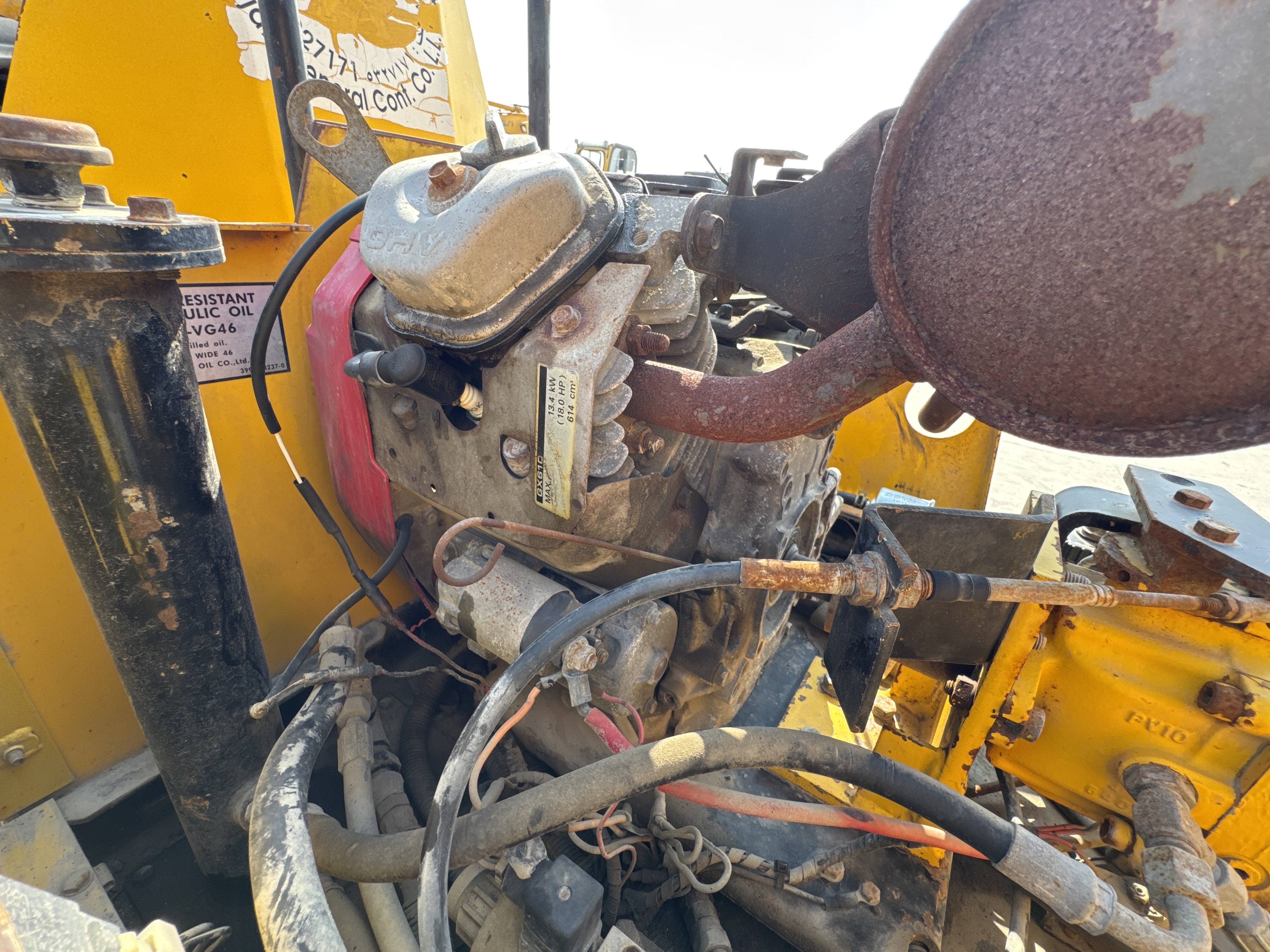 SRC-005-Sakai-CR270-Tandem-rollers-inspection-Engine-Engine-oil-leaks-2