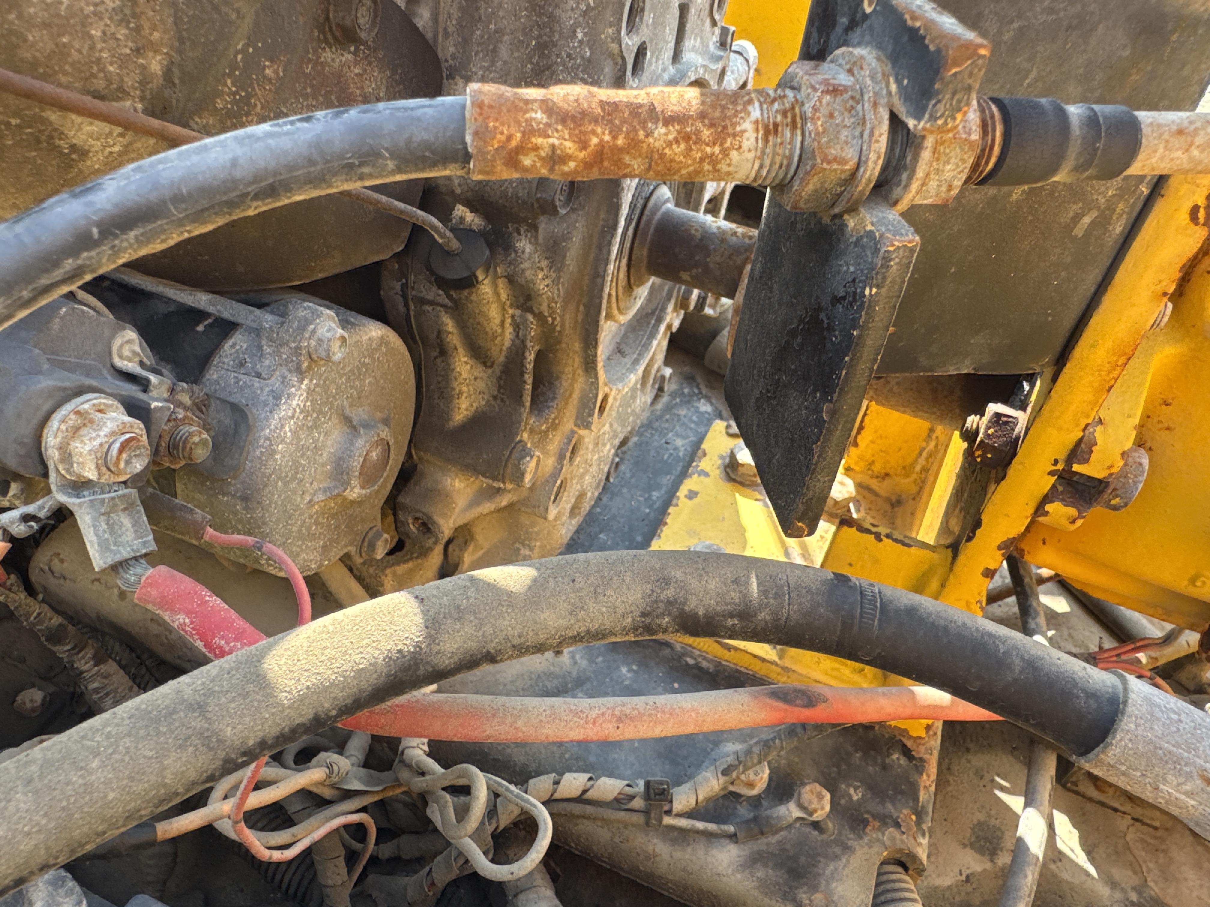 SRC-005-Sakai-CR270-Tandem-rollers-inspection-Engine-Engine-oil-leaks-2
