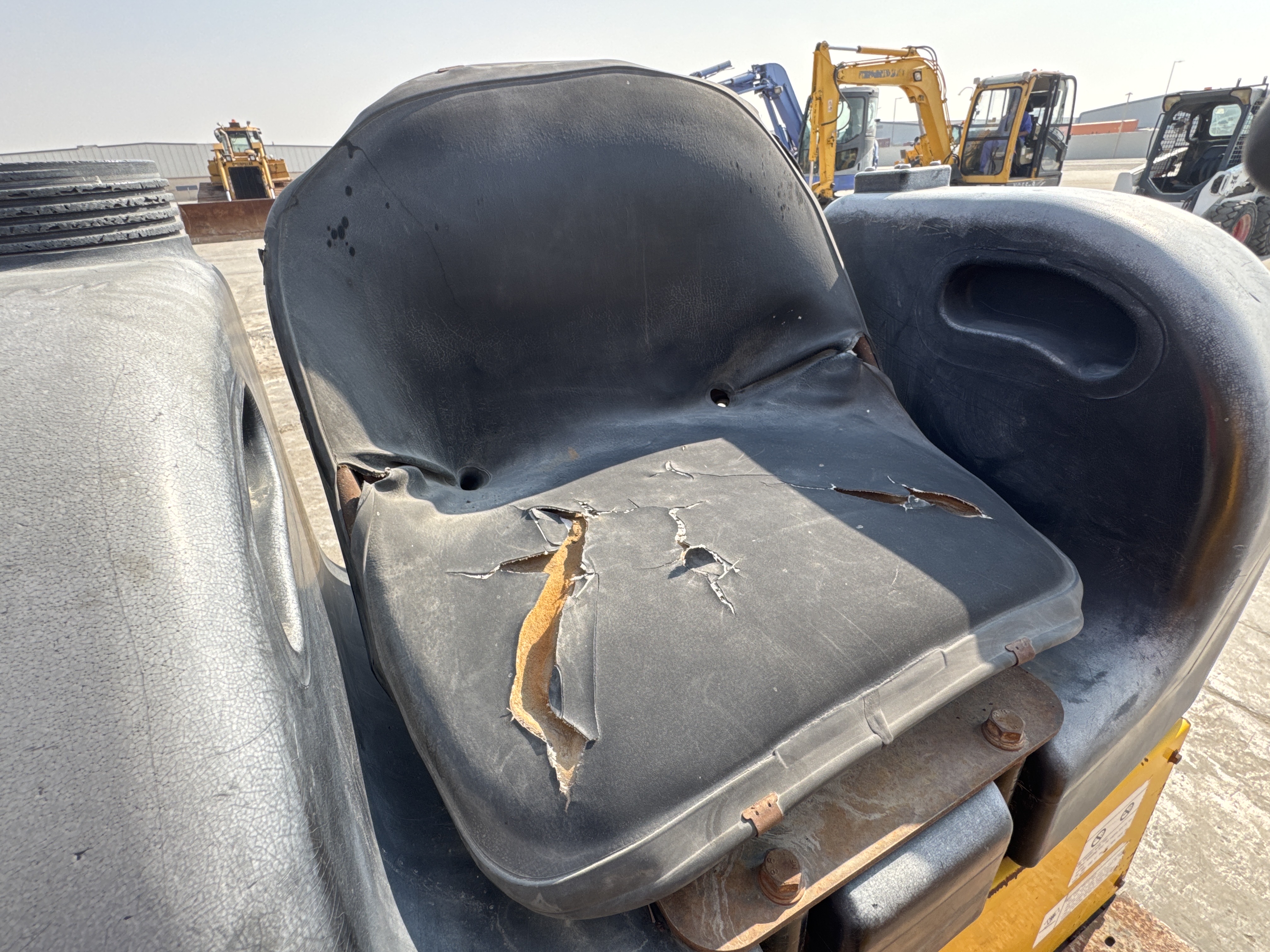 SRC-005-Sakai-CR270-Tandem-rollers-inspection-Cabin-Seats/armrests-2