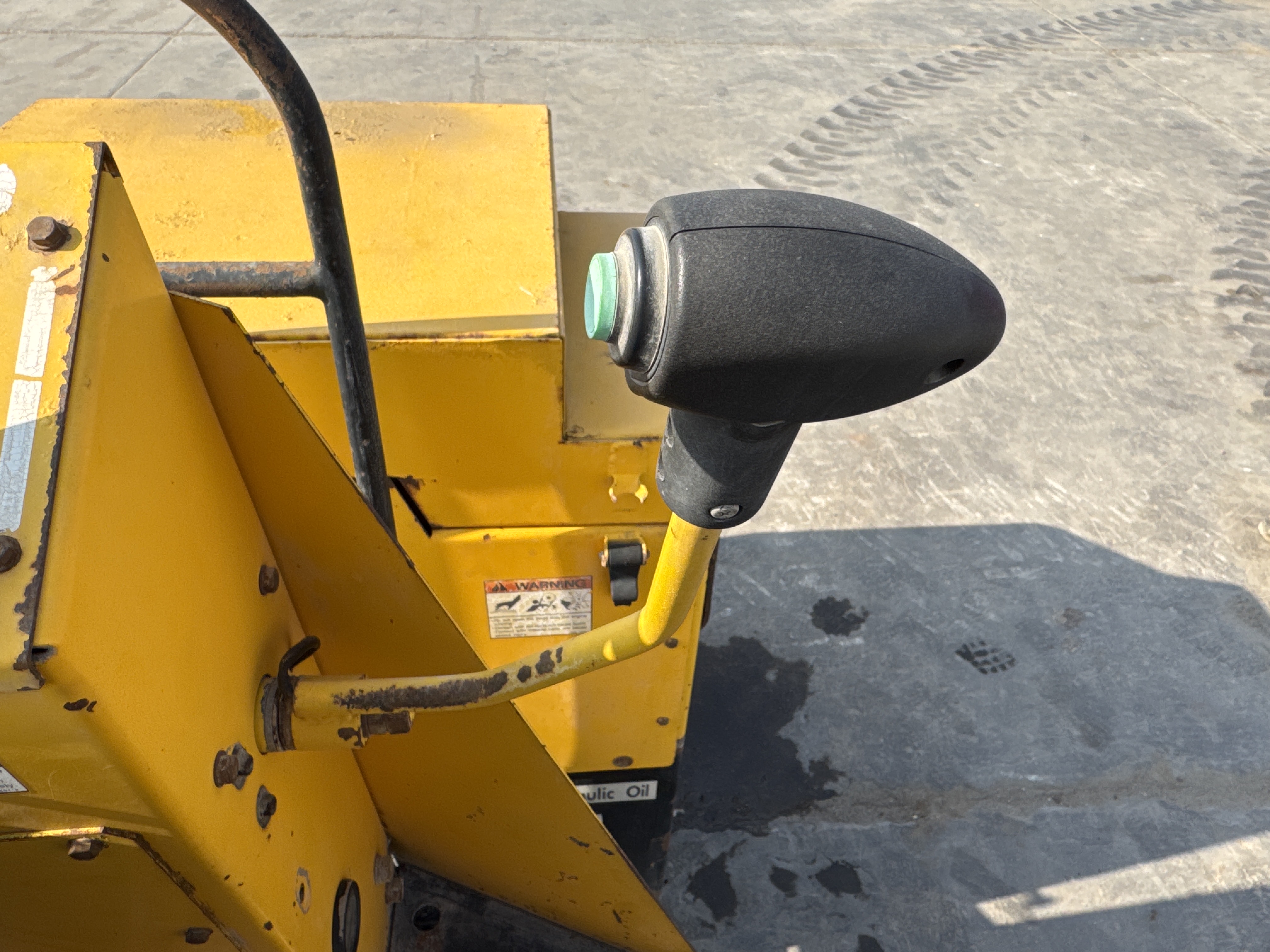SRC-005-Sakai-CR270-Tandem-rollers-inspection-Cabin-Joysticks-2