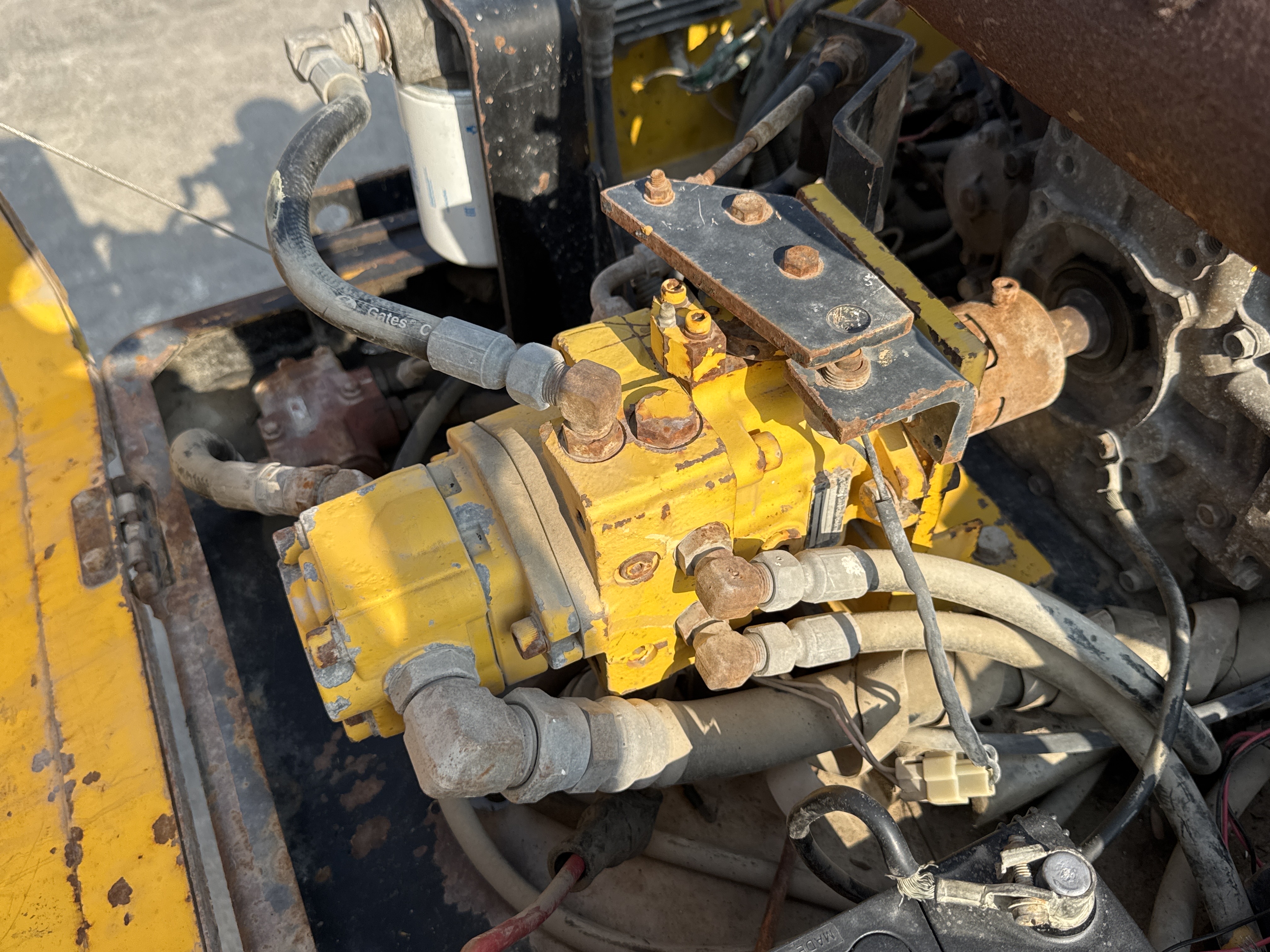 SRC-005-Sakai-CR270-Tandem-rollers-inspection-Hydraulics-Hydraulic-pump-2