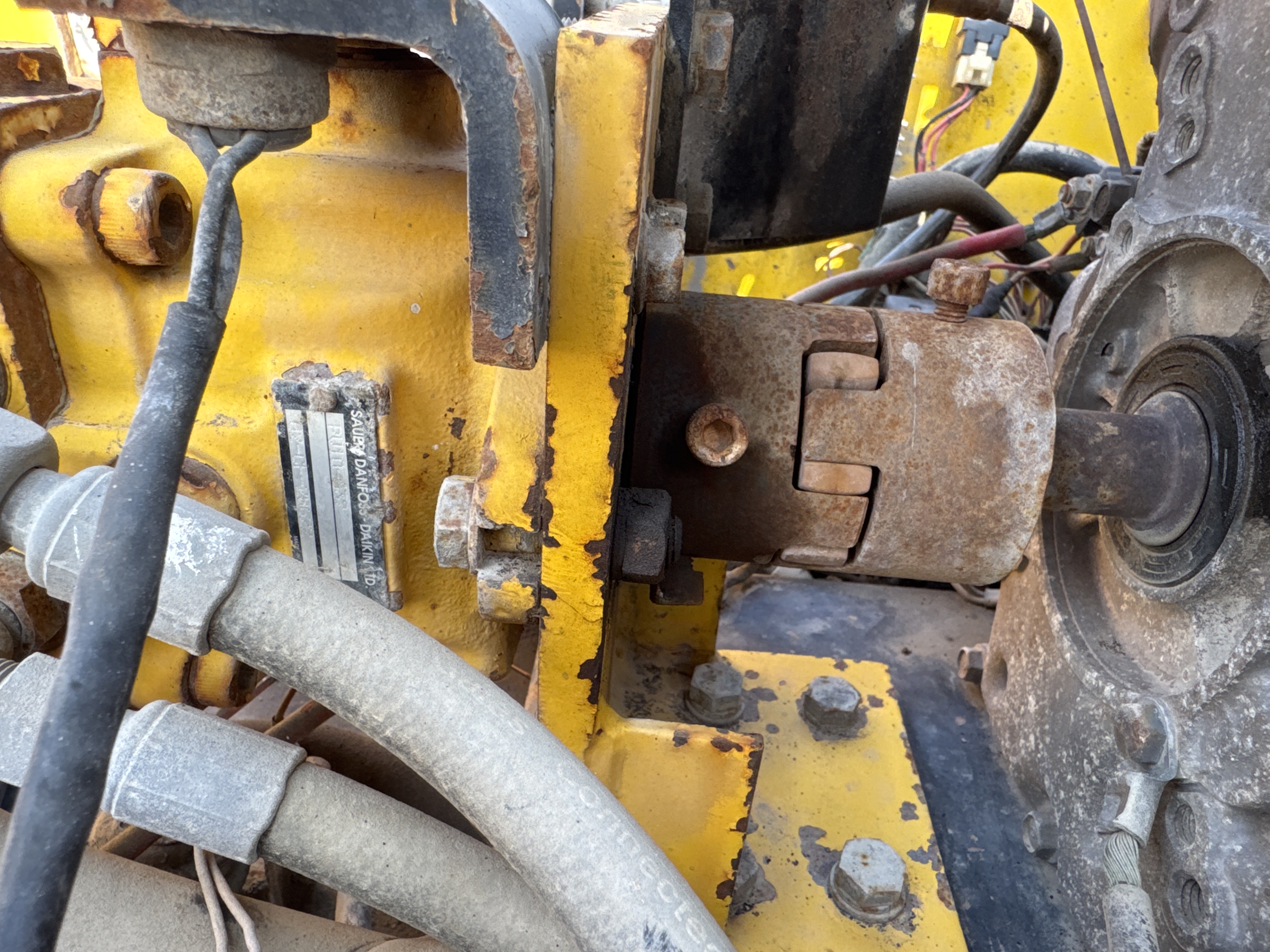 SRC-005-Sakai-CR270-Tandem-rollers-inspection-Hydraulics-Hydraulic-pump-2