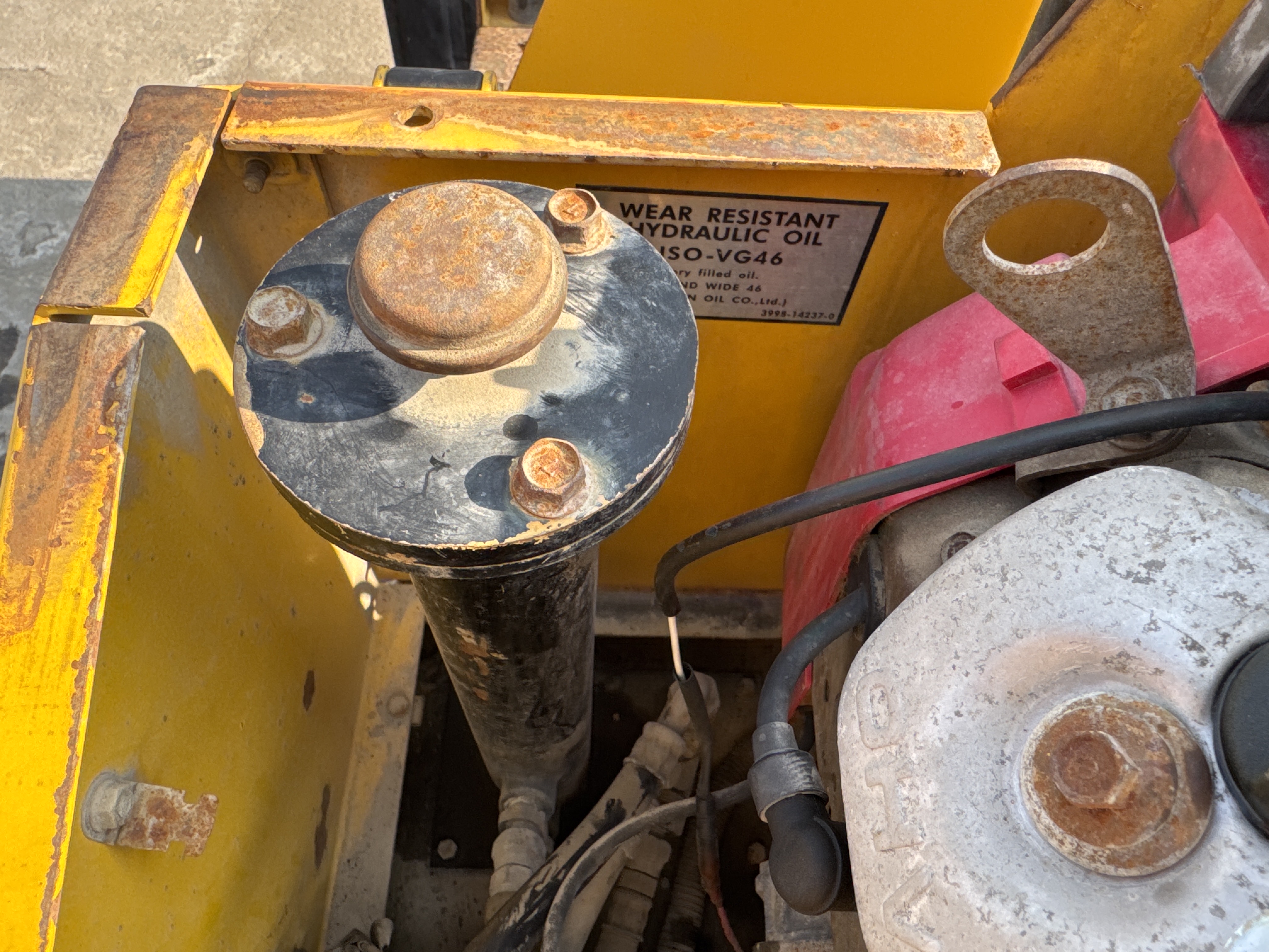 SRC-005-Sakai-CR270-Tandem-rollers-inspection-Hydraulics-Hydraulic-Tank-2