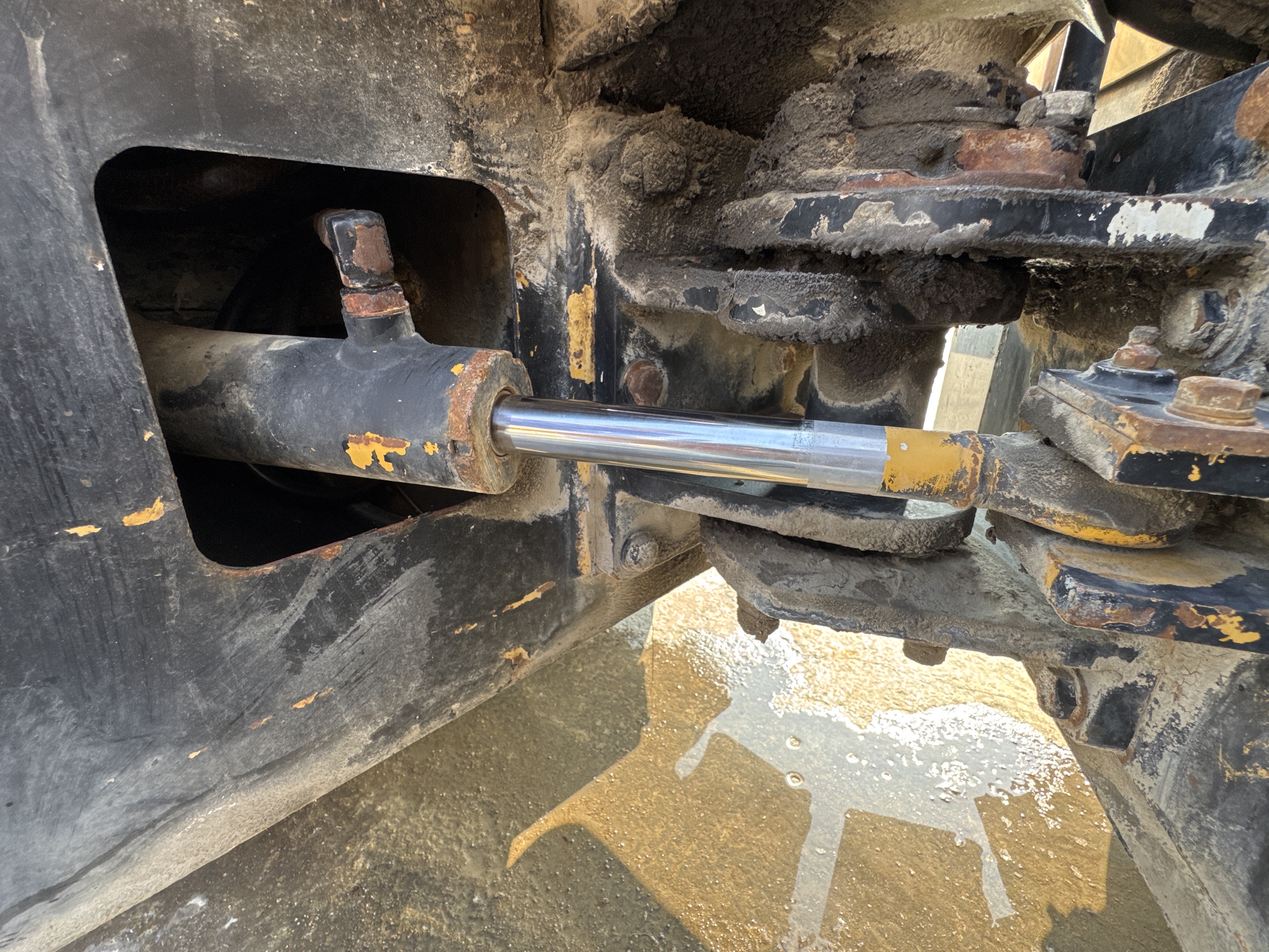 SRC-005-Sakai-CR270-Tandem-rollers-inspection-Hydraulics-Steering-cylinders-2
