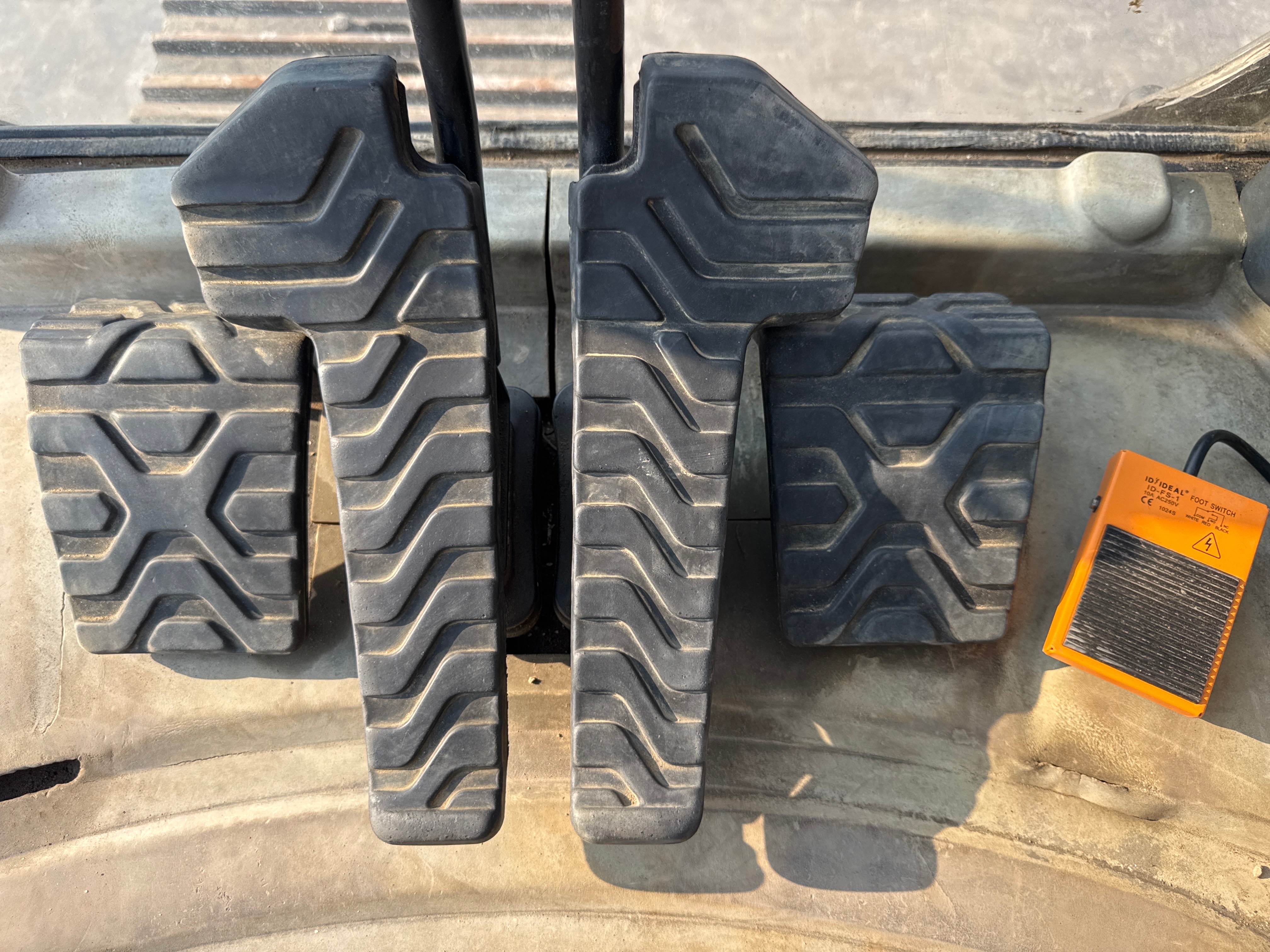 MDX-010-Cat-323D3-Medium-excavators-inspection-Cabin-Pedals-2