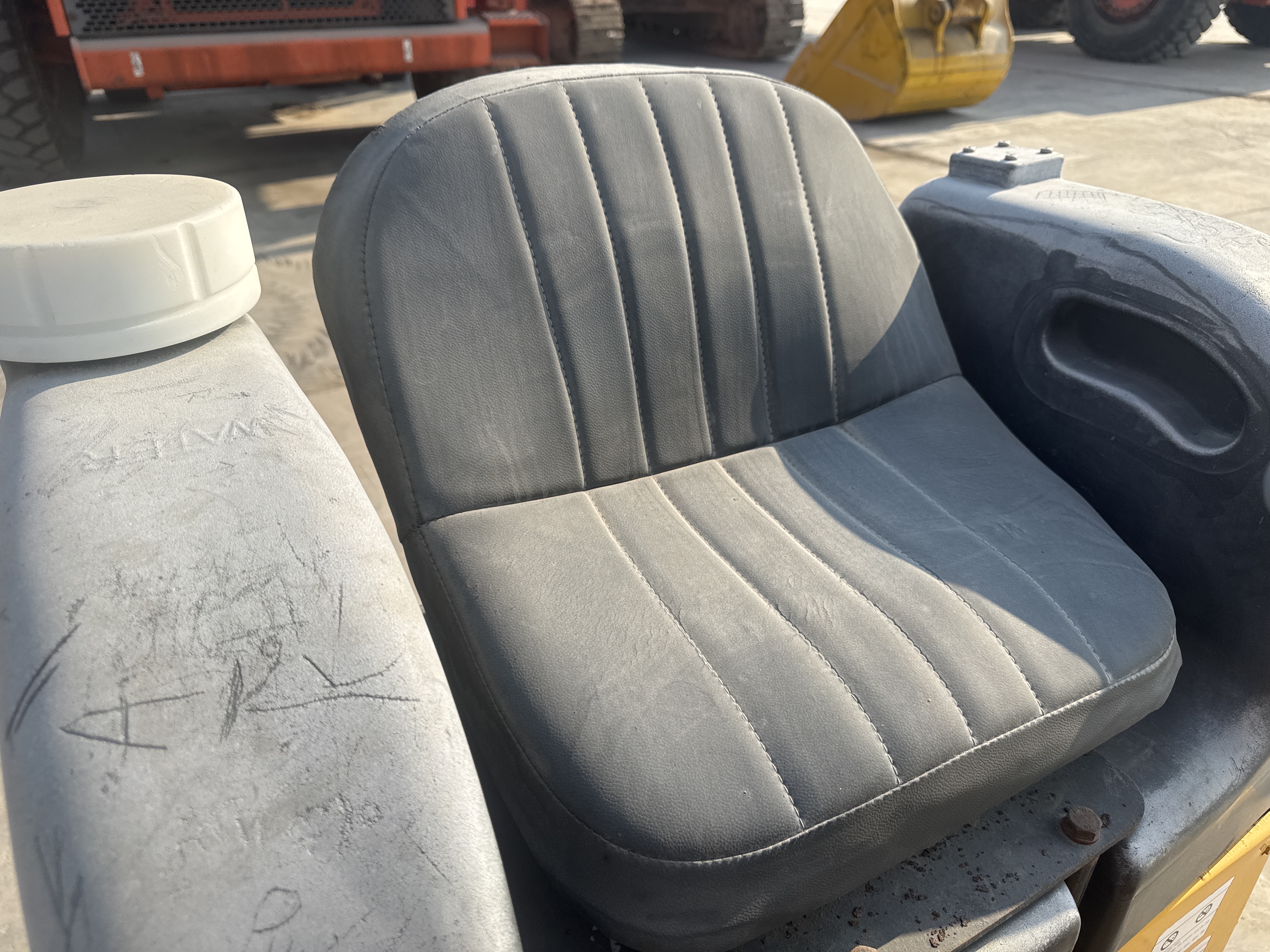 SRC-006-Sakai-CR270-Tandem-rollers-inspection-Cabin-Seats/armrests-2