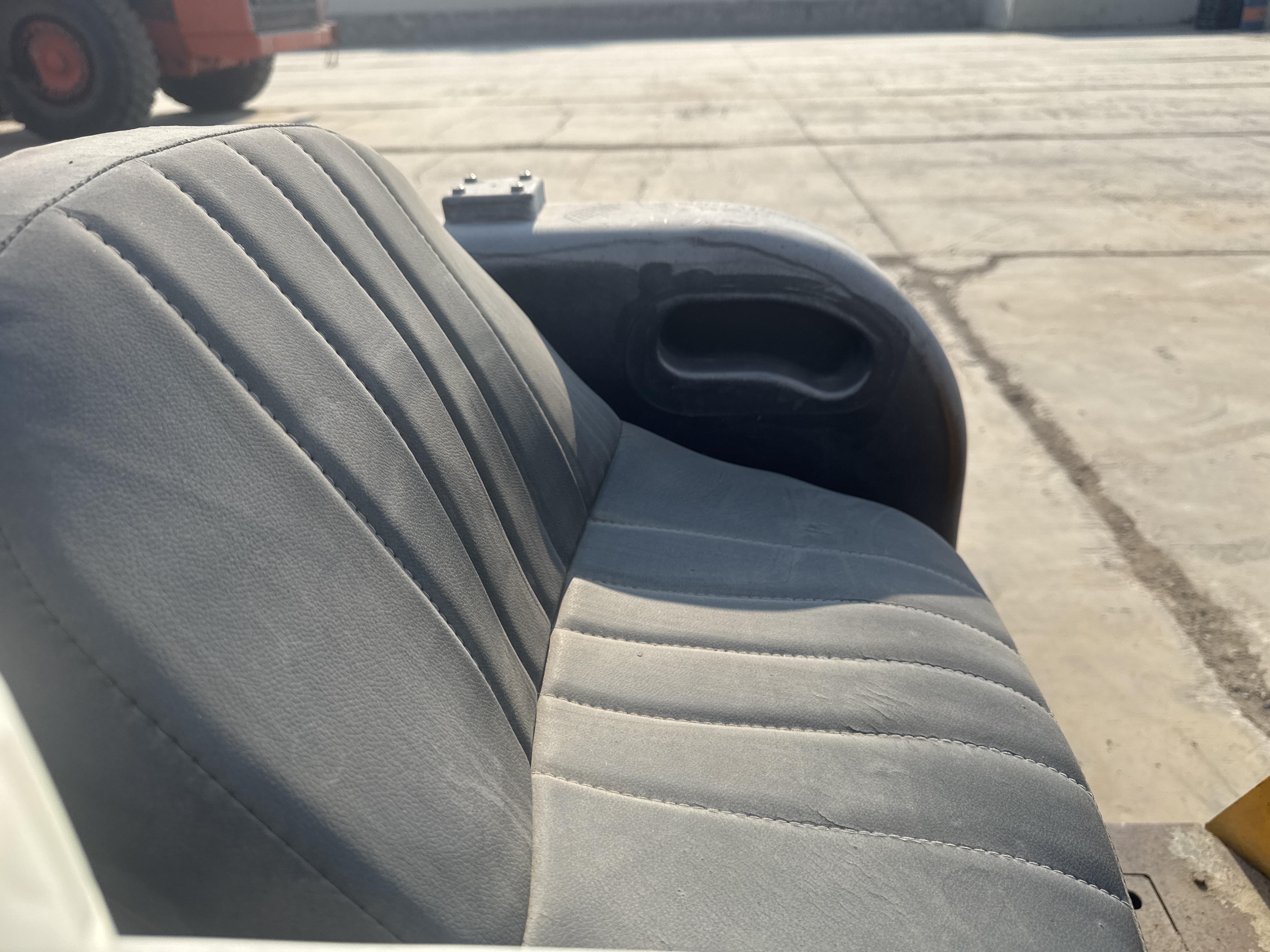 SRC-006-Sakai-CR270-Tandem-rollers-inspection-Cabin-Seats/armrests-2