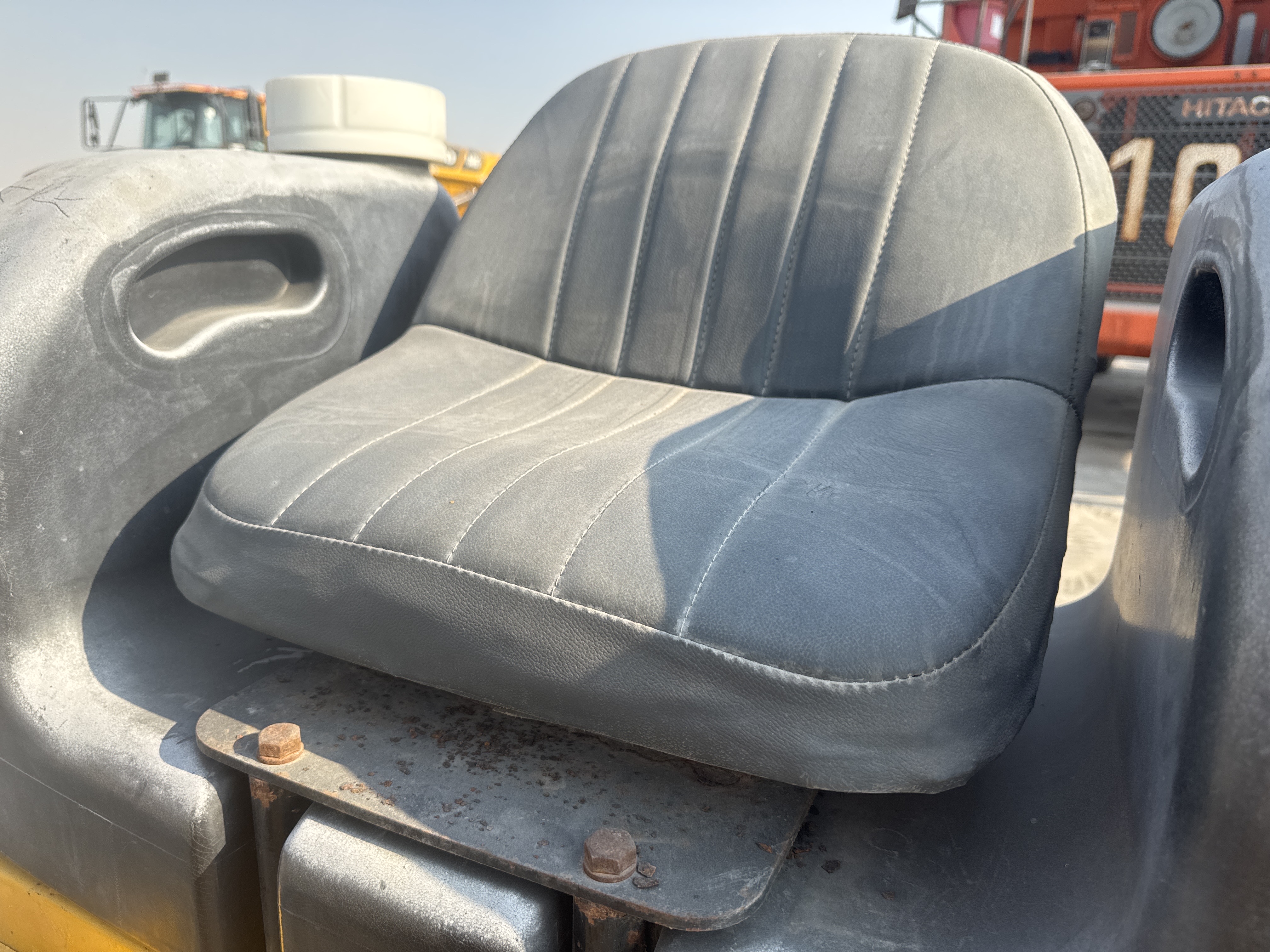 SRC-006-Sakai-CR270-Tandem-rollers-inspection-Cabin-Seats/armrests-2