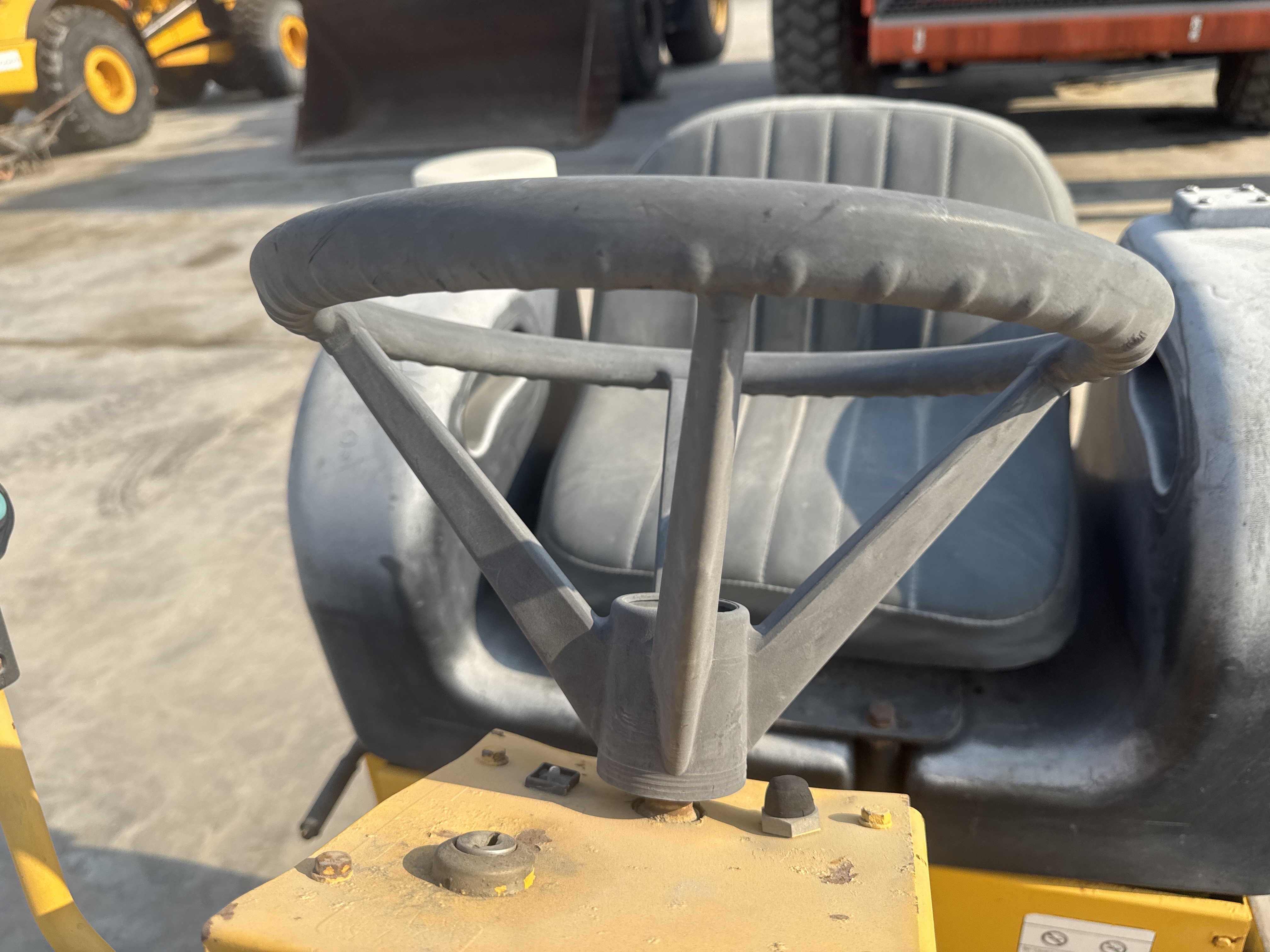 SRC-006-Sakai-CR270-Tandem-rollers-inspection-Cabin-Steering-controls-2