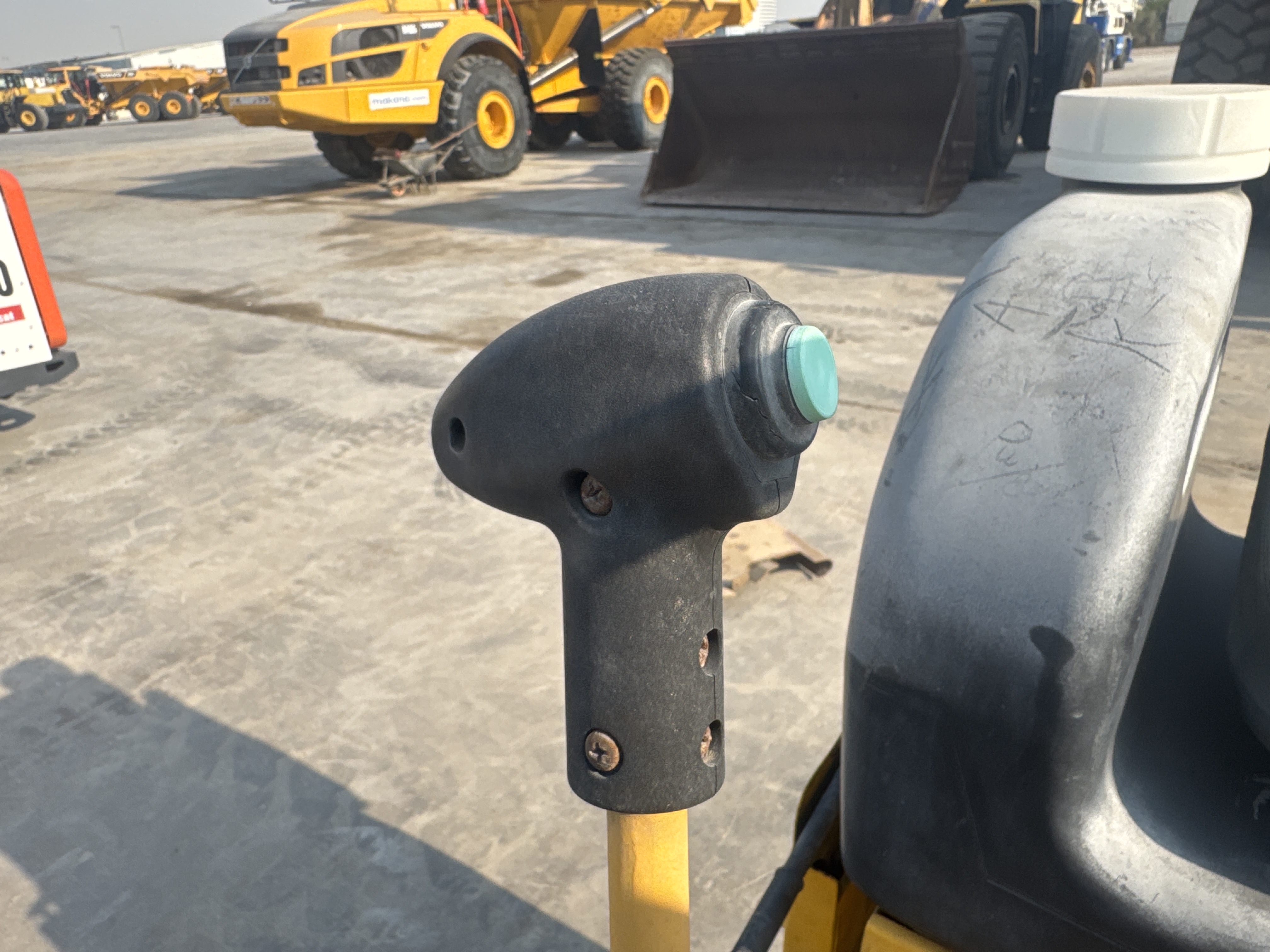 SRC-006-Sakai-CR270-Tandem-rollers-inspection-Cabin-Joysticks-2