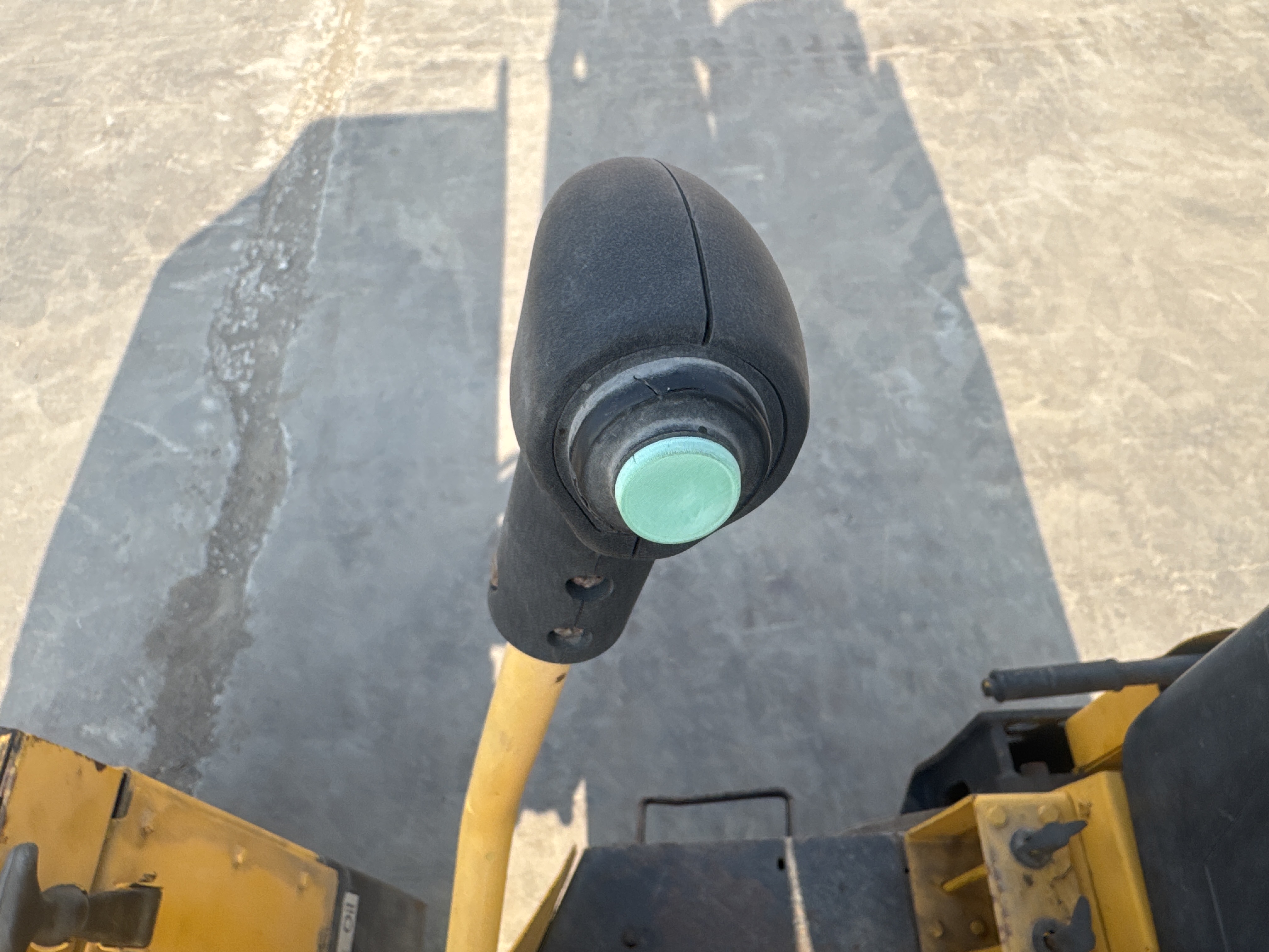 SRC-006-Sakai-CR270-Tandem-rollers-inspection-Cabin-Joysticks-2