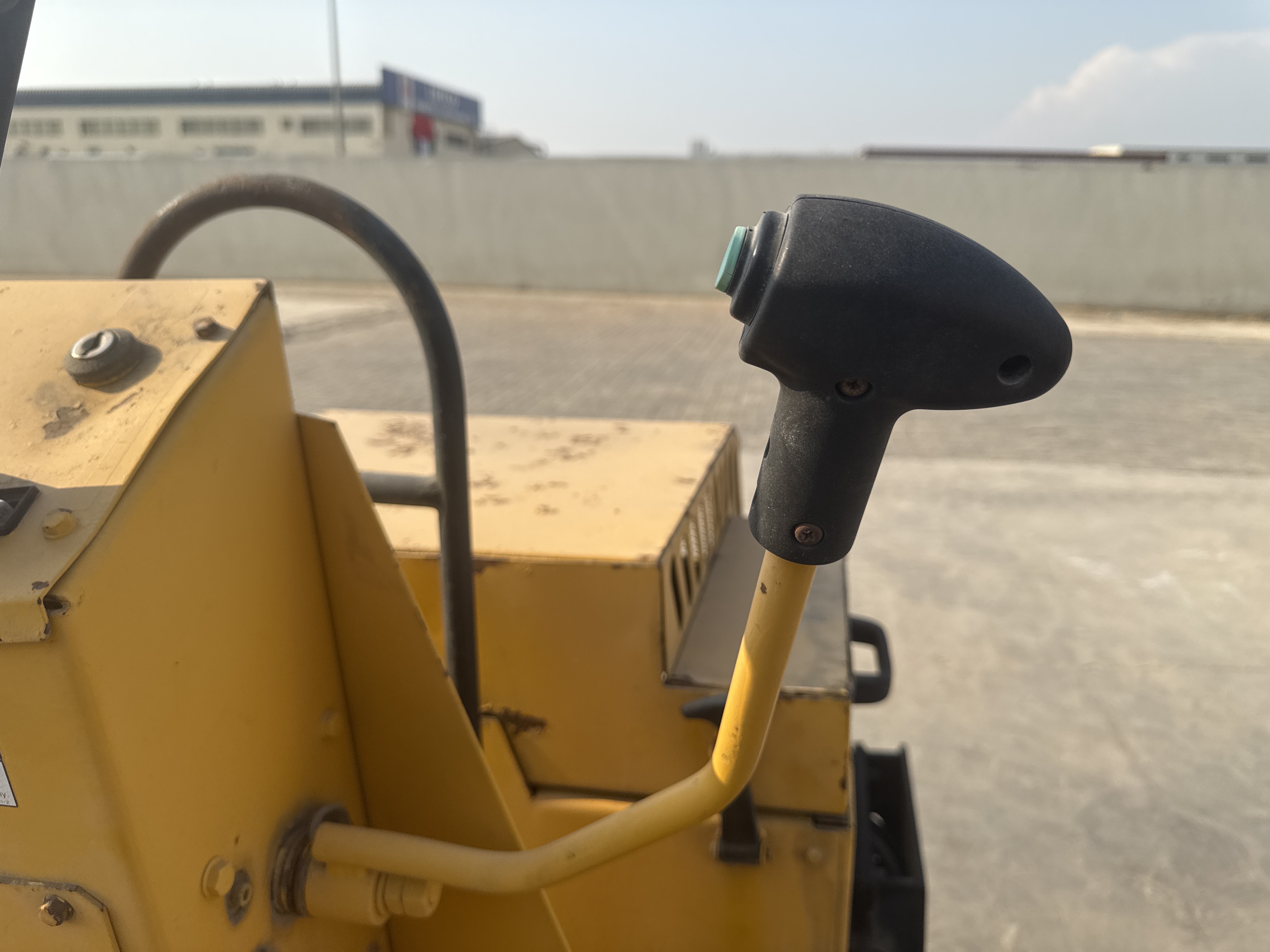 SRC-006-Sakai-CR270-Tandem-rollers-inspection-Cabin-Joysticks-2