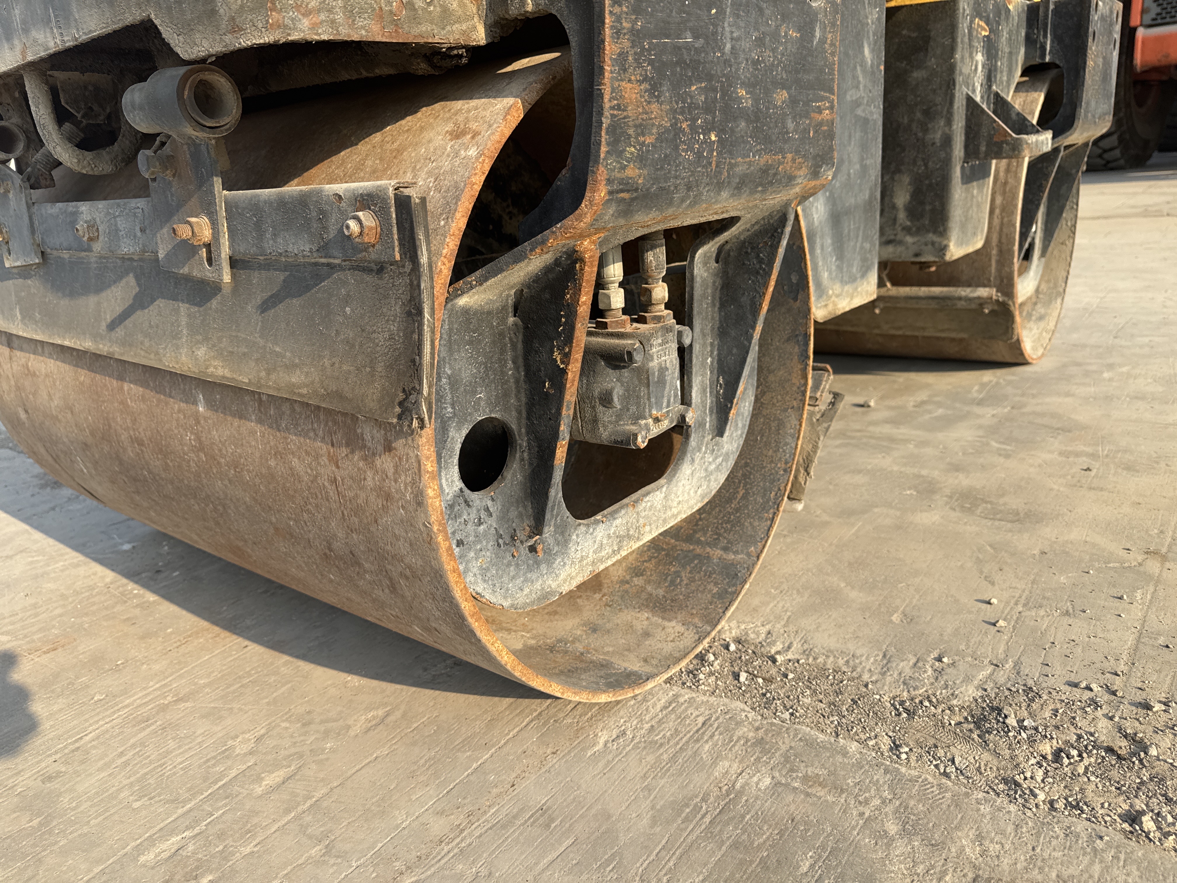 SRC-006-Sakai-CR270-Tandem-rollers-inspection-Chassis-Front-drum-2