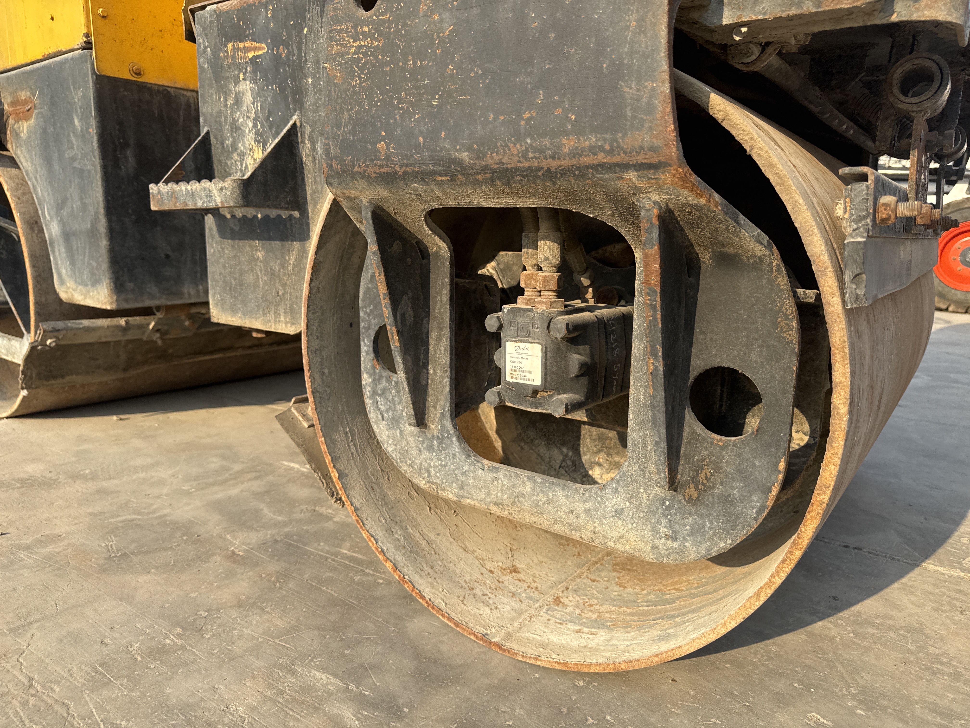 SRC-006-Sakai-CR270-Tandem-rollers-inspection-Chassis-Rear-drum-2