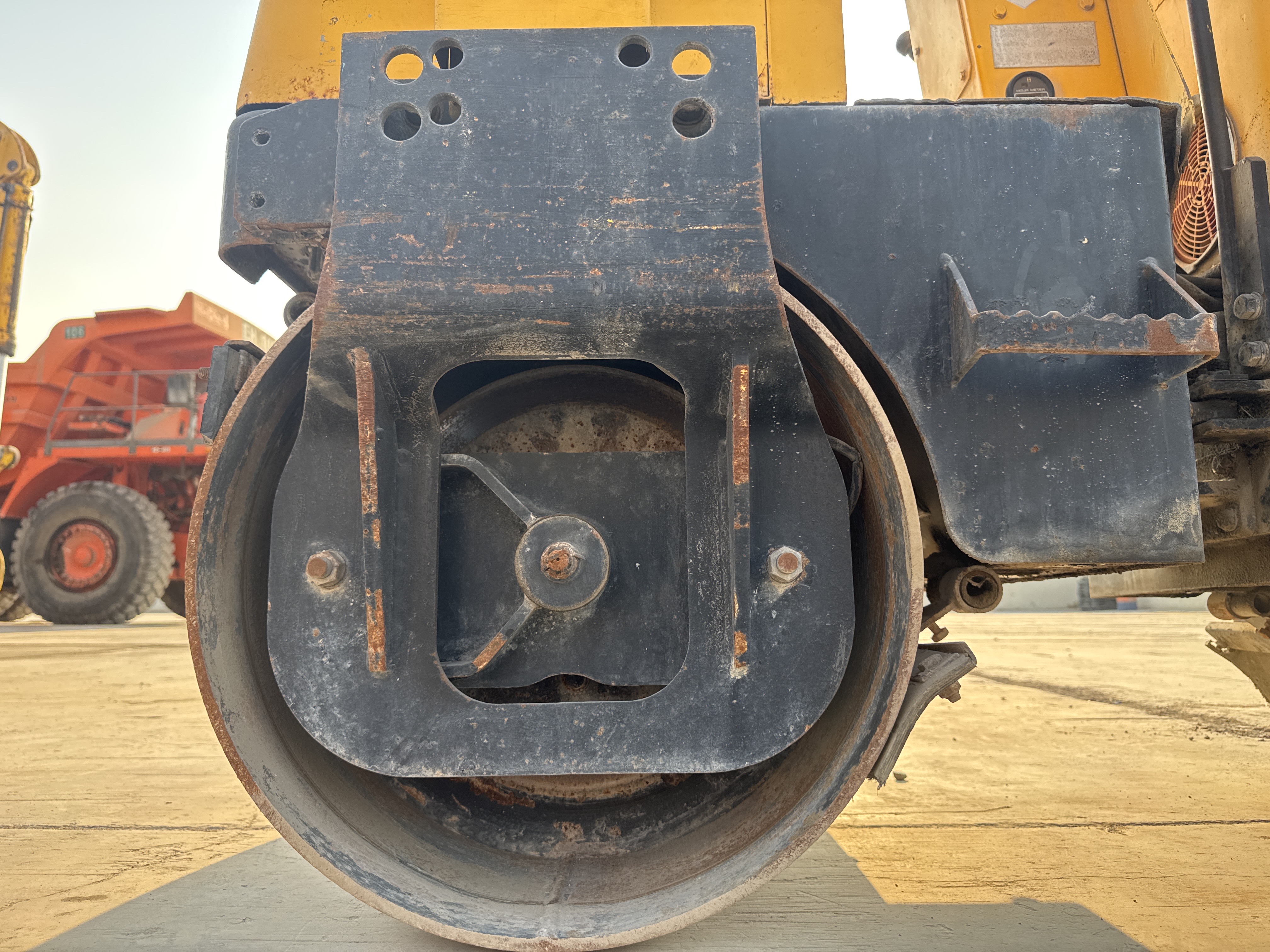 SRC-006-Sakai-CR270-Tandem-rollers-inspection-Structure-Rear-drum-forks-2