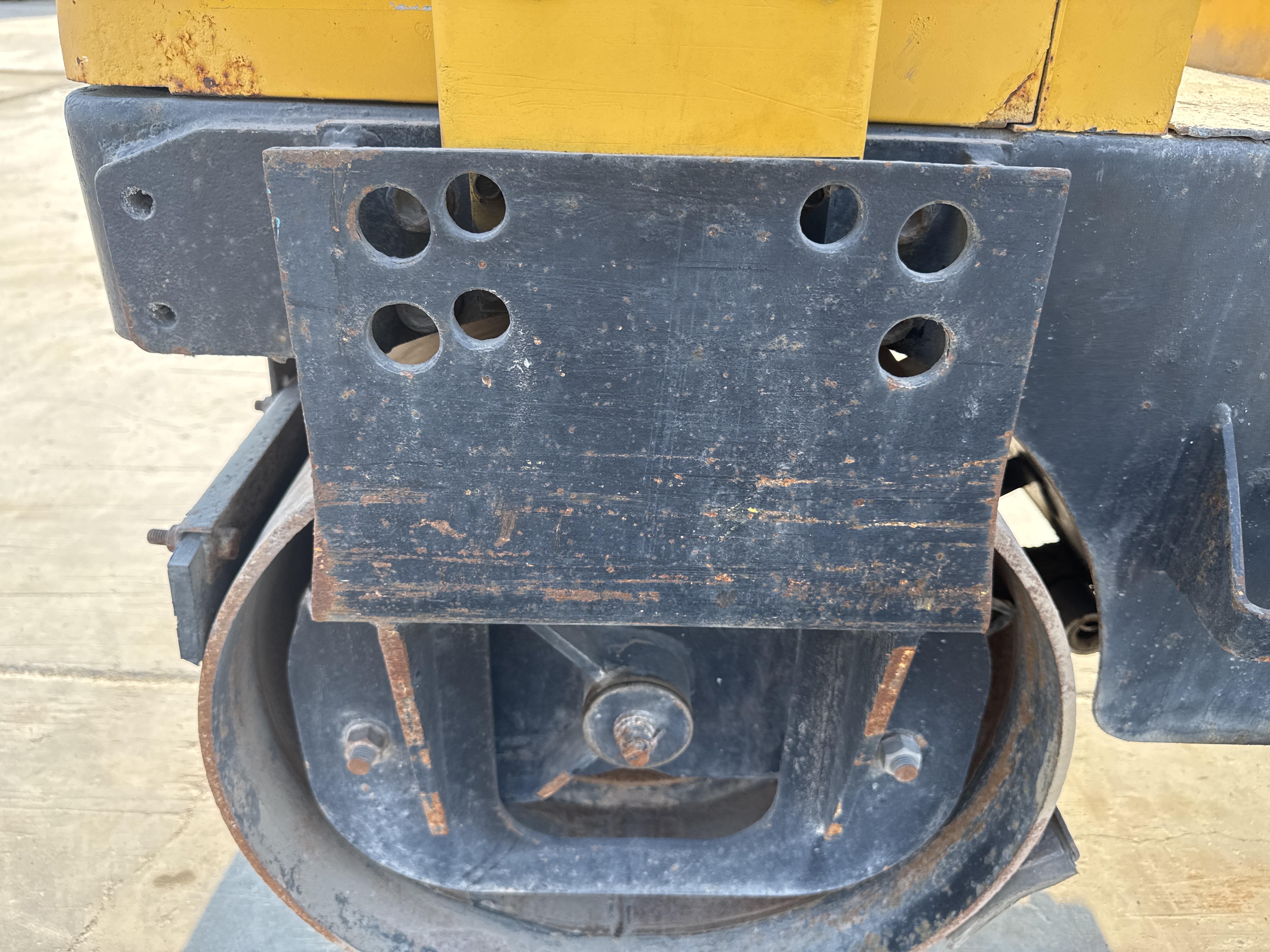 SRC-006-Sakai-CR270-Tandem-rollers-inspection-Structure-Rear-drum-forks-2