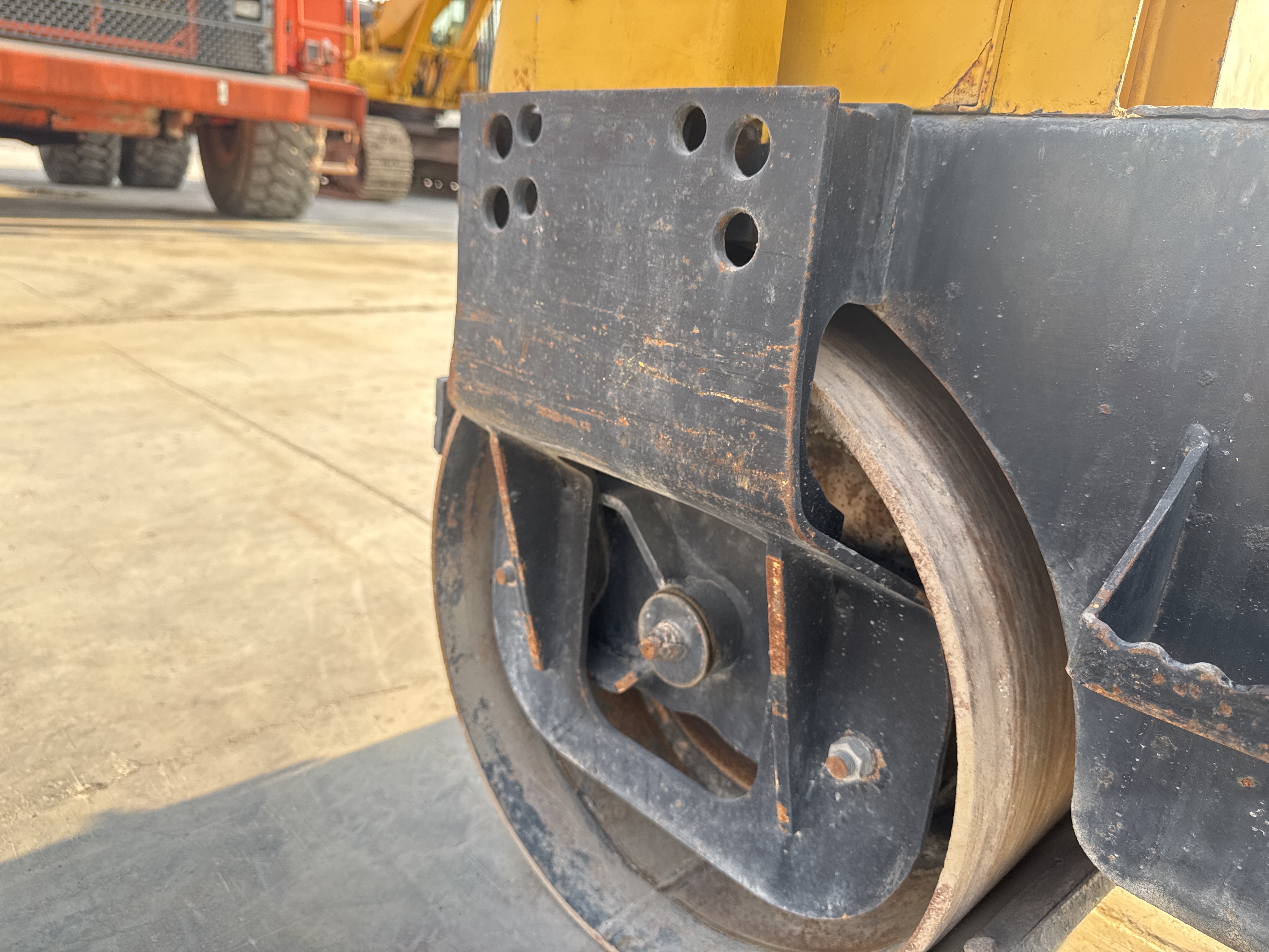 SRC-006-Sakai-CR270-Tandem-rollers-inspection-Structure-Rear-drum-forks-2