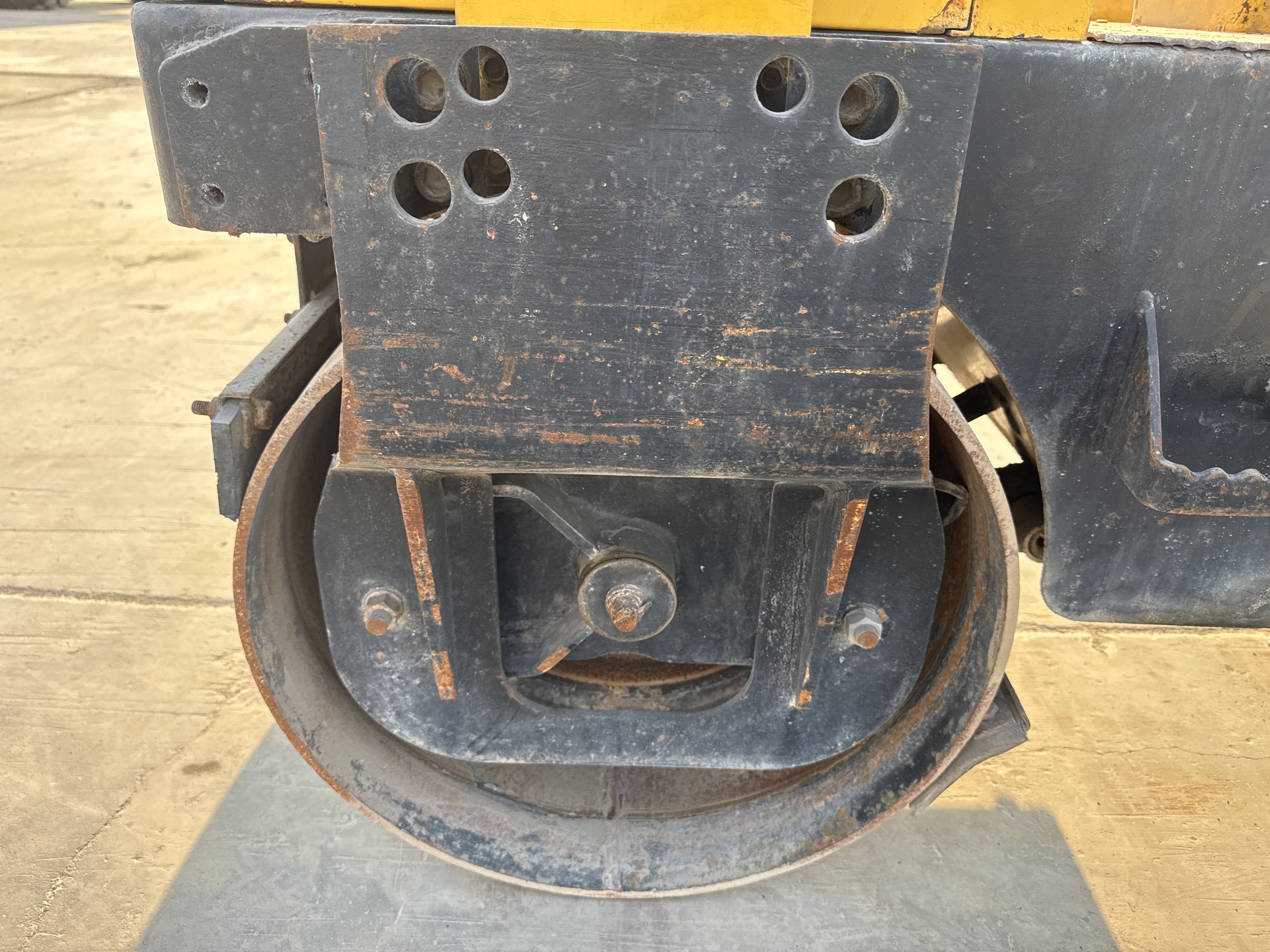 SRC-006-Sakai-CR270-Tandem-rollers-inspection-Chassis-Rear-drum-forks-2