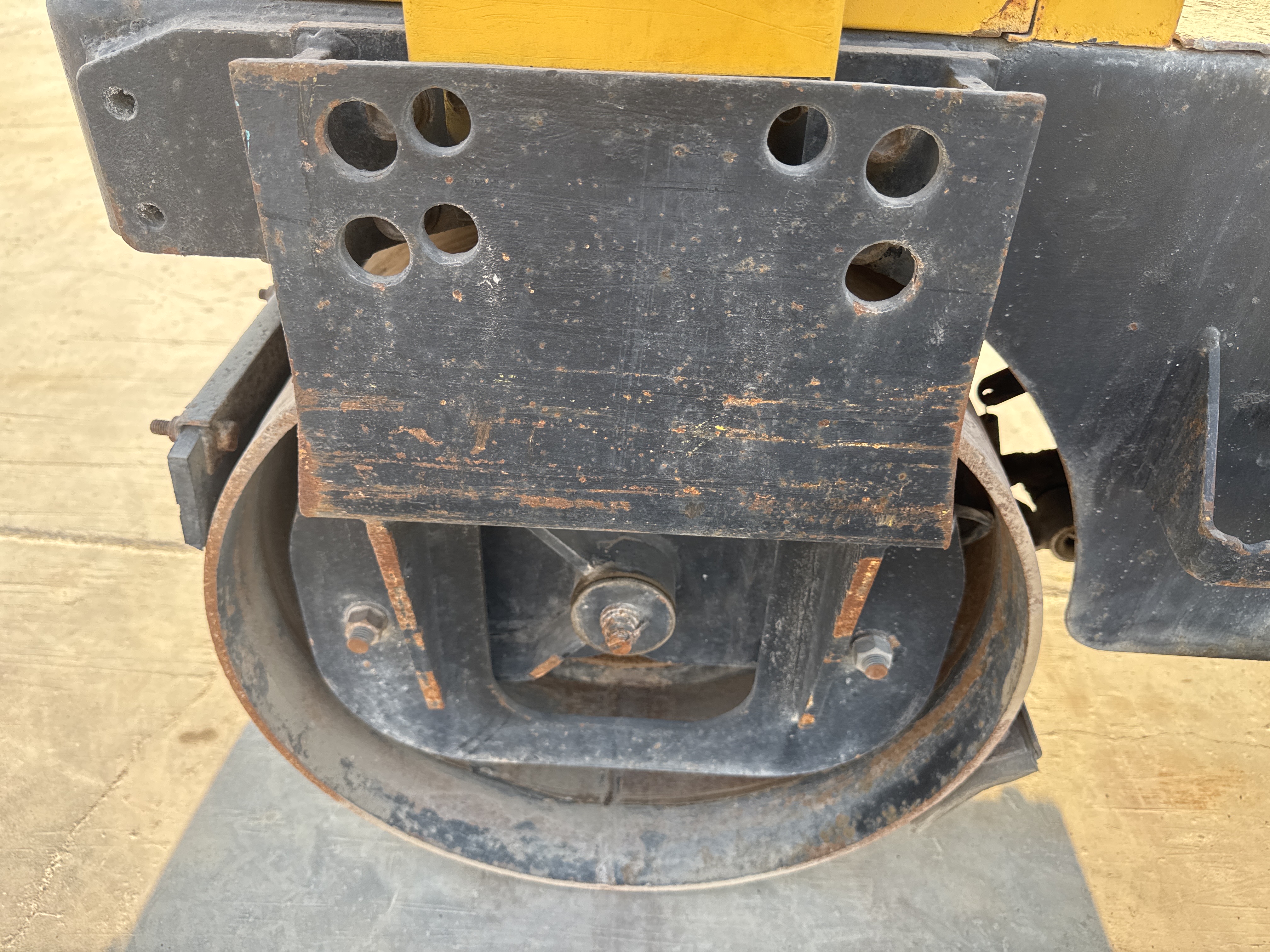 SRC-006-Sakai-CR270-Tandem-rollers-inspection-Chassis-Rear-drum-forks-2