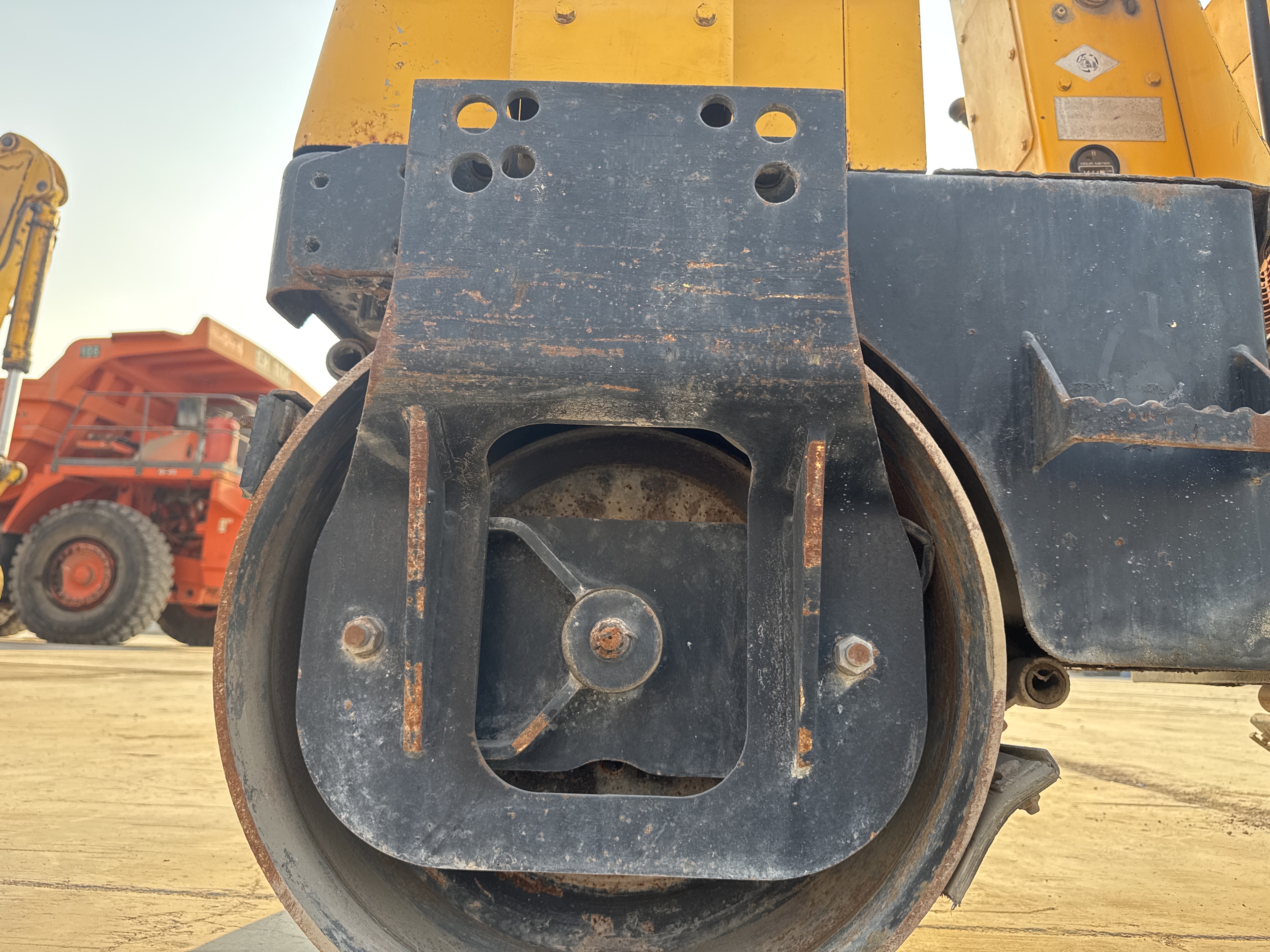 SRC-006-Sakai-CR270-Tandem-rollers-inspection-Chassis-Rear-drum-forks-2