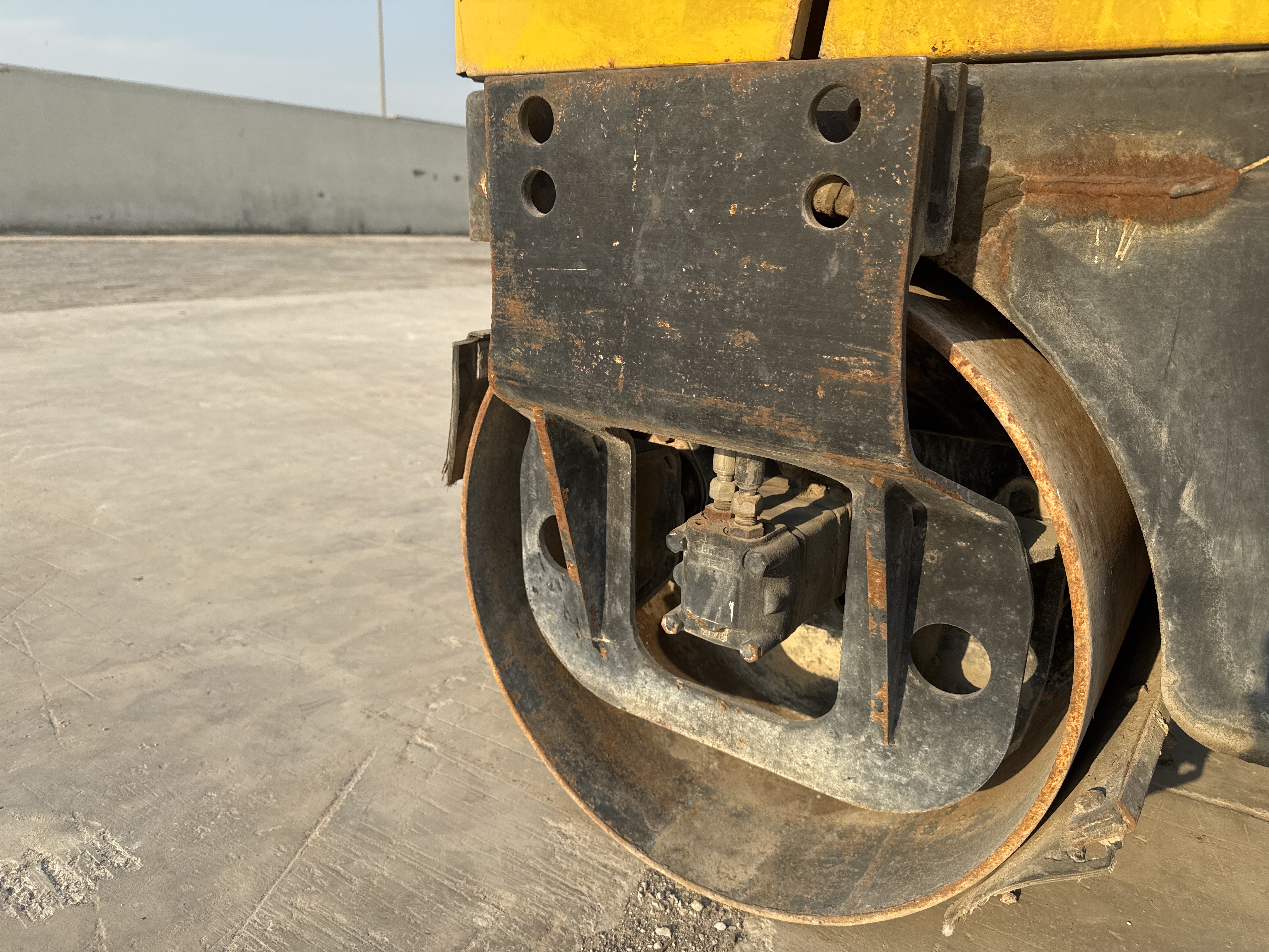 SRC-006-Sakai-CR270-Tandem-rollers-inspection-Chassis-Front-drum-forks-2