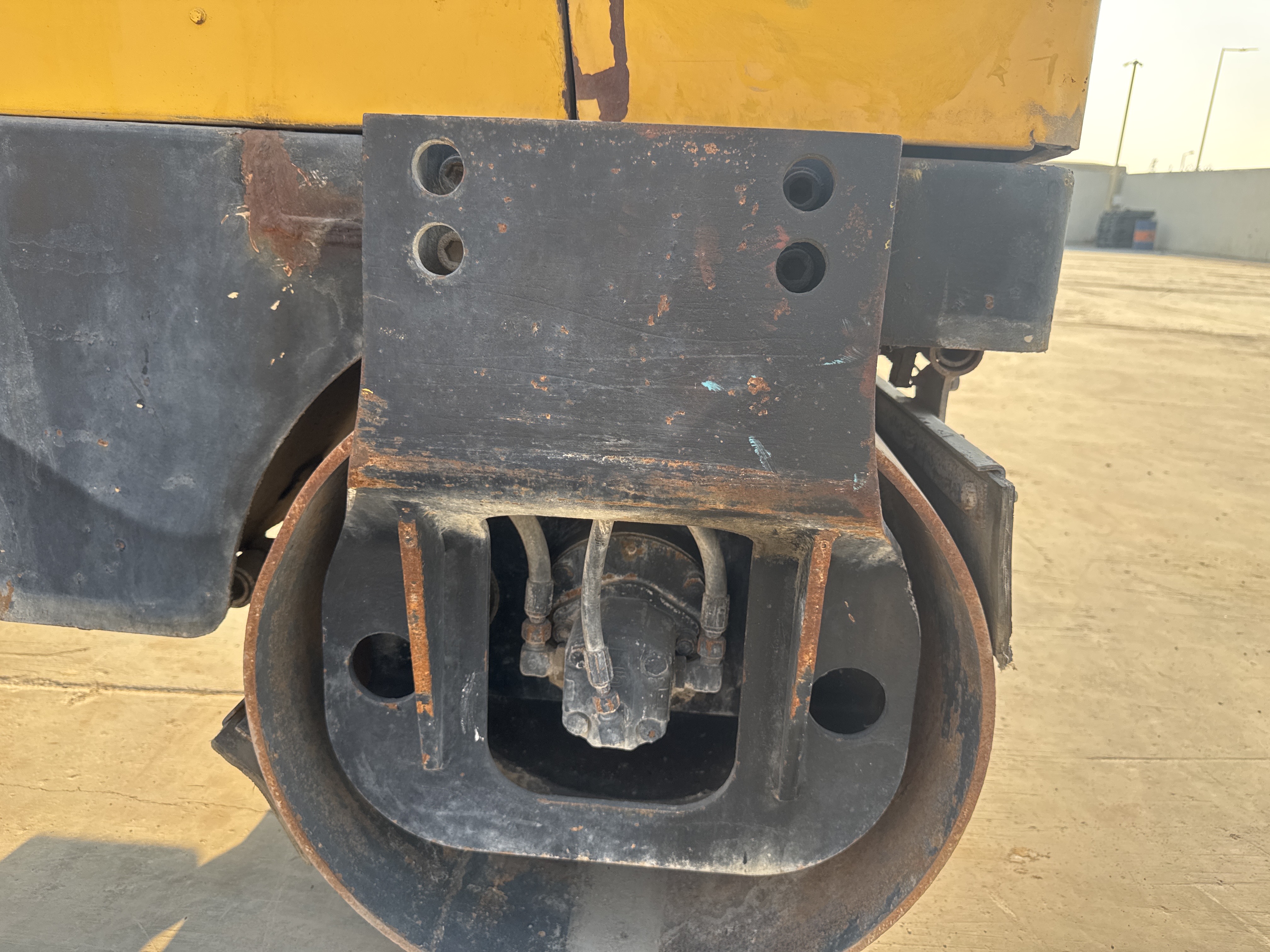 SRC-006-Sakai-CR270-Tandem-rollers-inspection-Chassis-Front-drum-forks-2