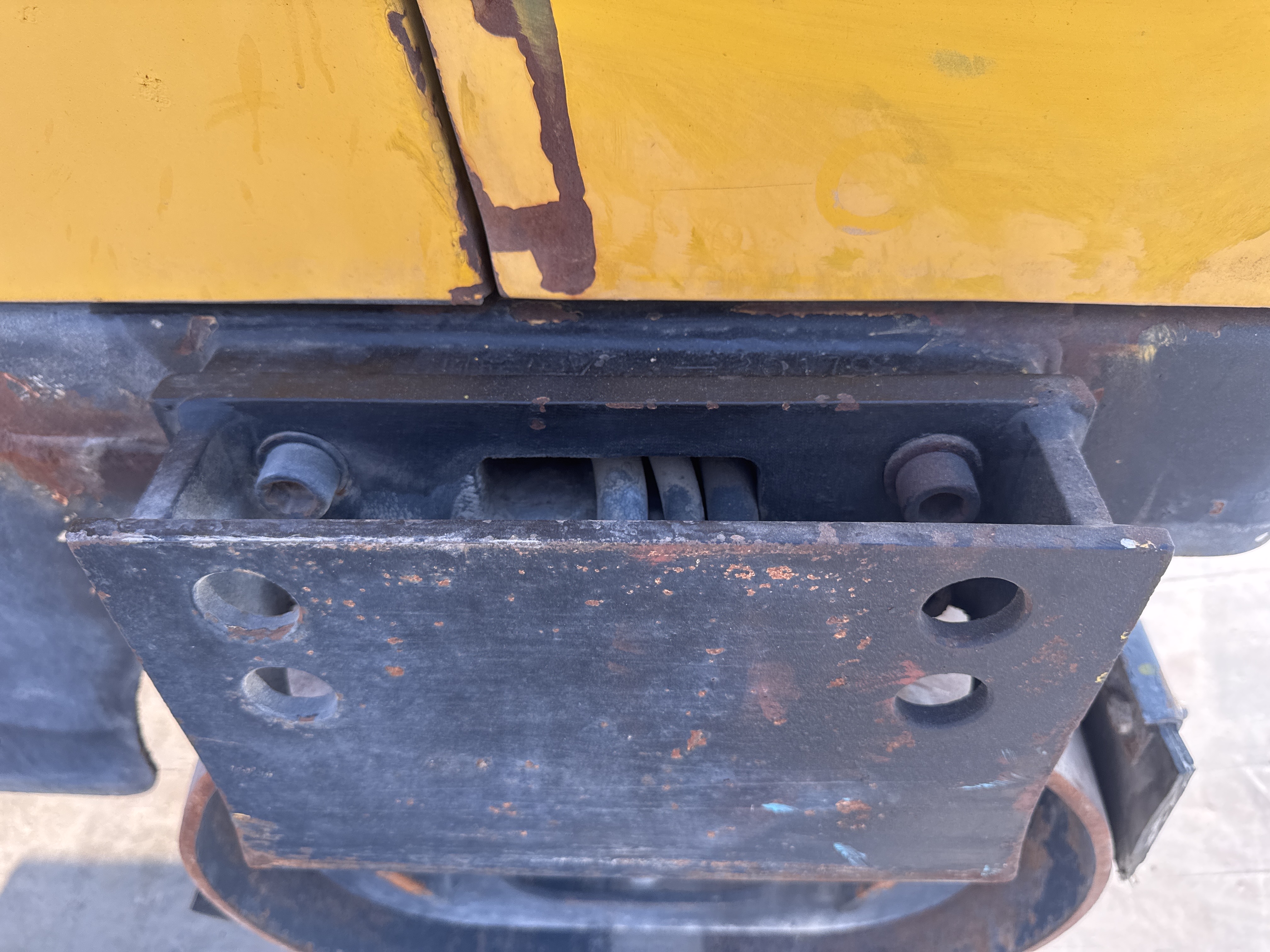 SRC-006-Sakai-CR270-Tandem-rollers-inspection-Chassis-Front-drum-mounting-bolts-1