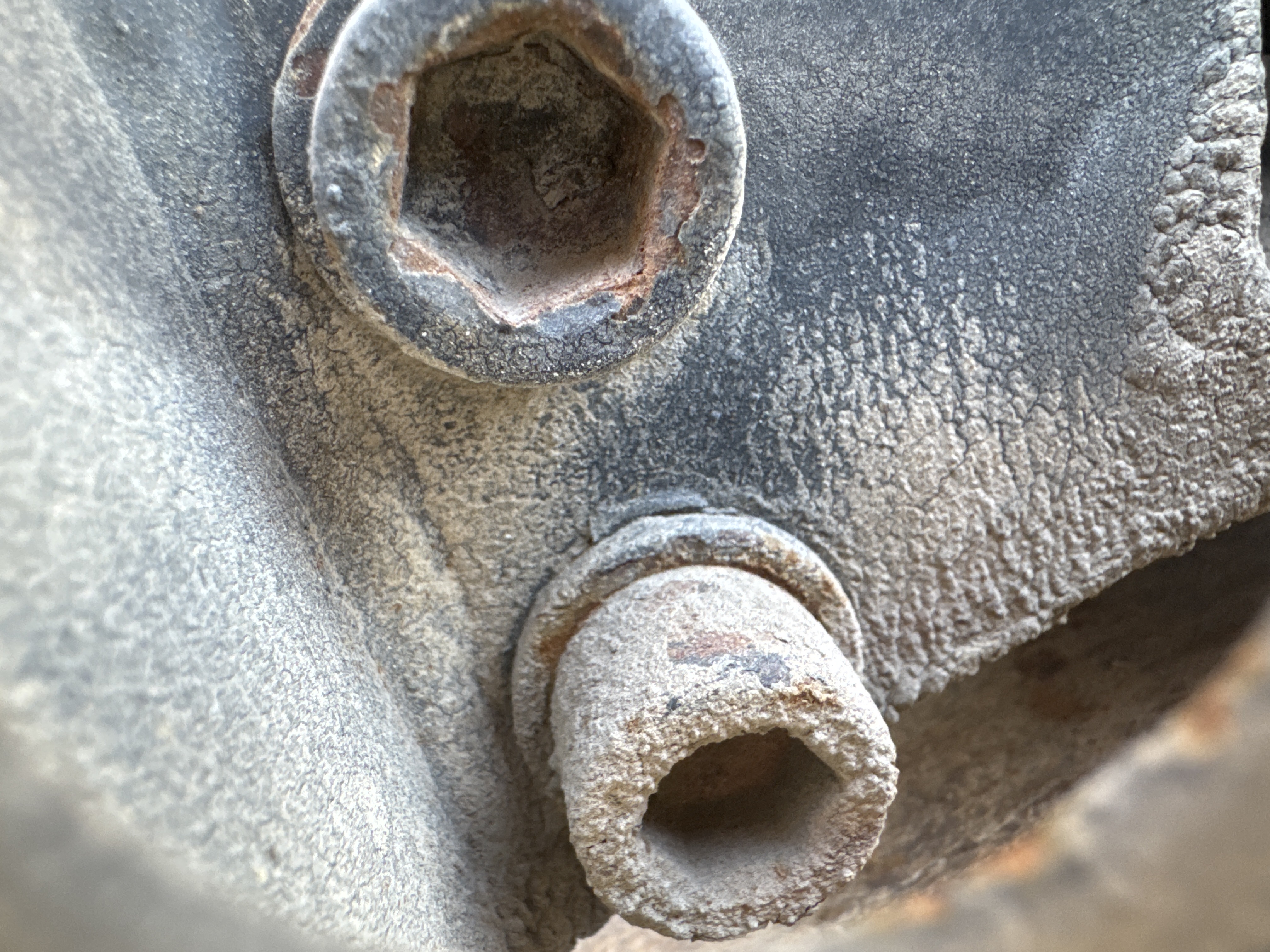 SRC-006-Sakai-CR270-Tandem-rollers-inspection-Chassis-Front-drum-mounting-bolts-2